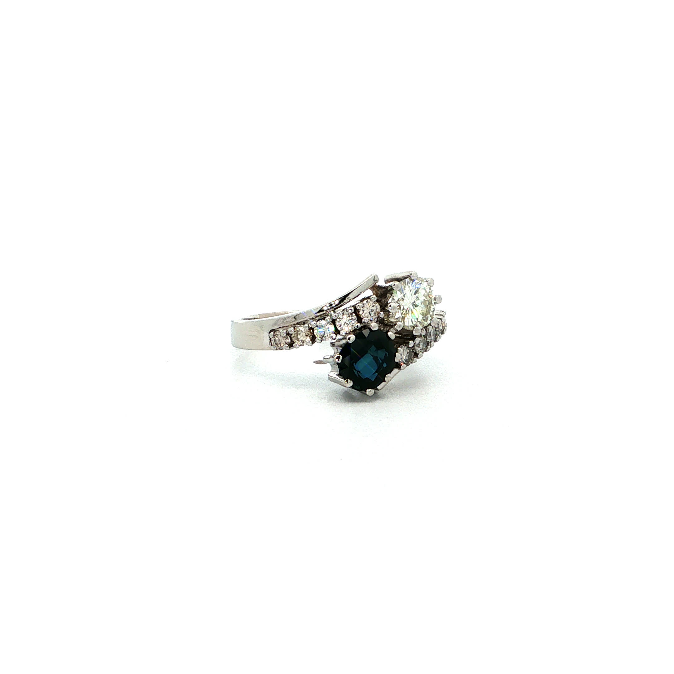 "Ewige Treue" - Vintage Toi et Moi Ring in 14kt Weißgold mit blauem Saphir & Brillant - Juwelier Steiger