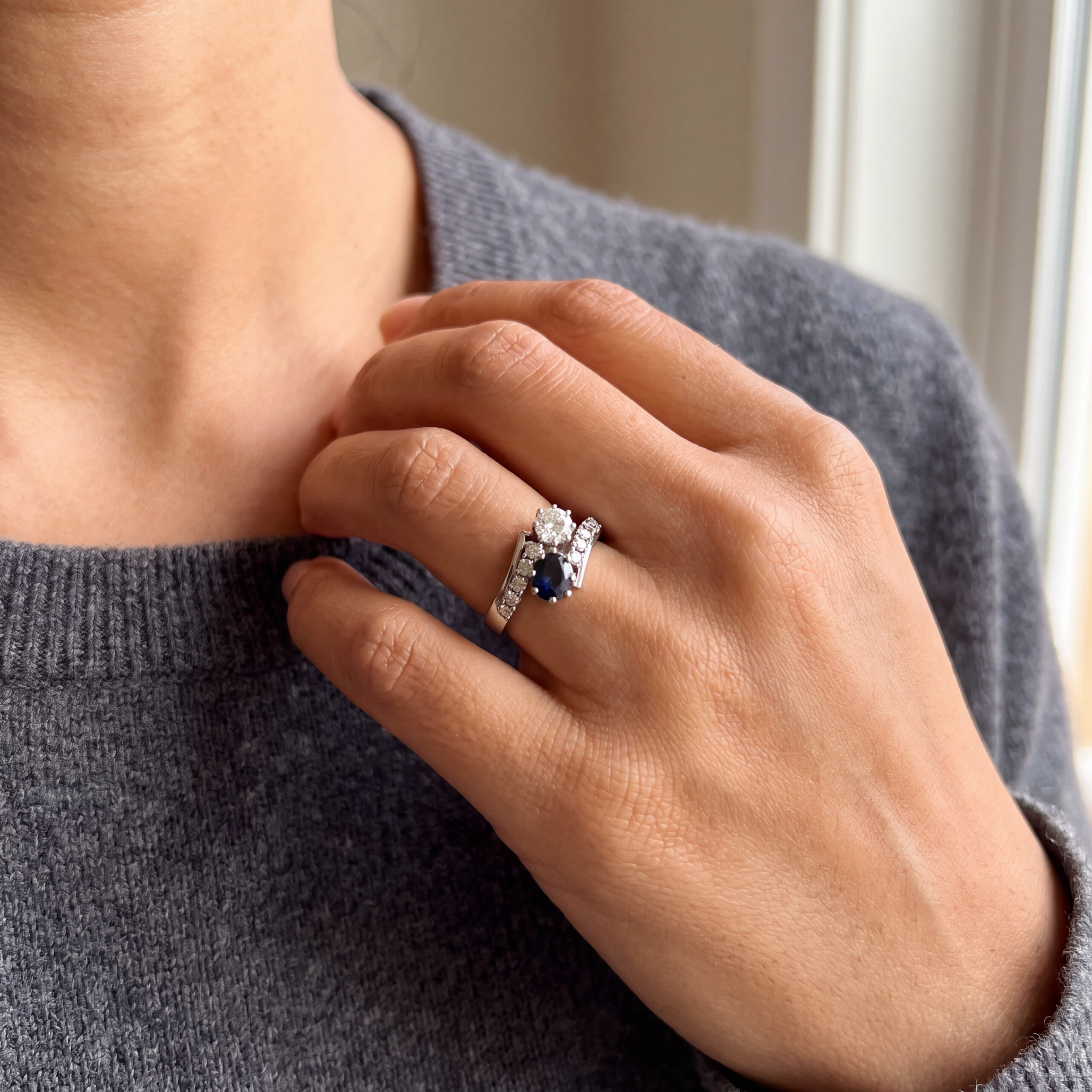 "Ewige Treue" - Vintage Toi et Moi Ring in 14kt Weißgold mit blauem Saphir & Brillant - Juwelier Steiger