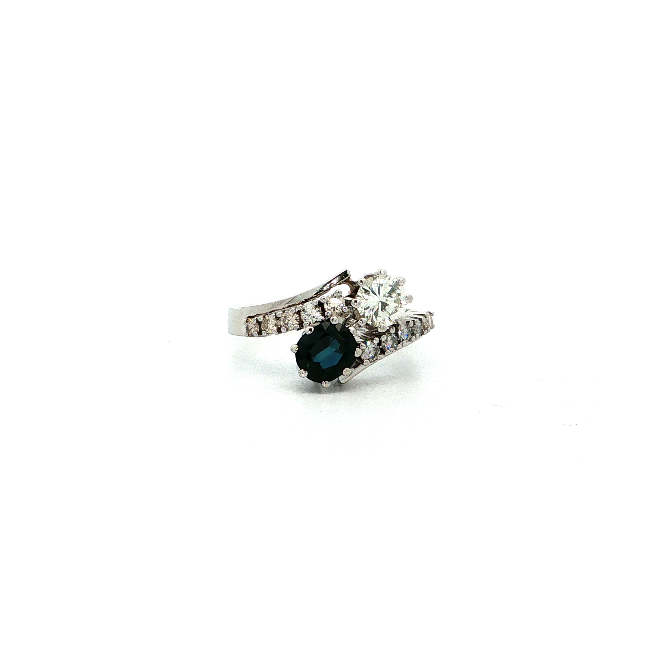 "Ewige Treue" - Vintage Toi et Moi Ring in 14kt Weißgold mit blauem Saphir & Brillant - Juwelier Steiger