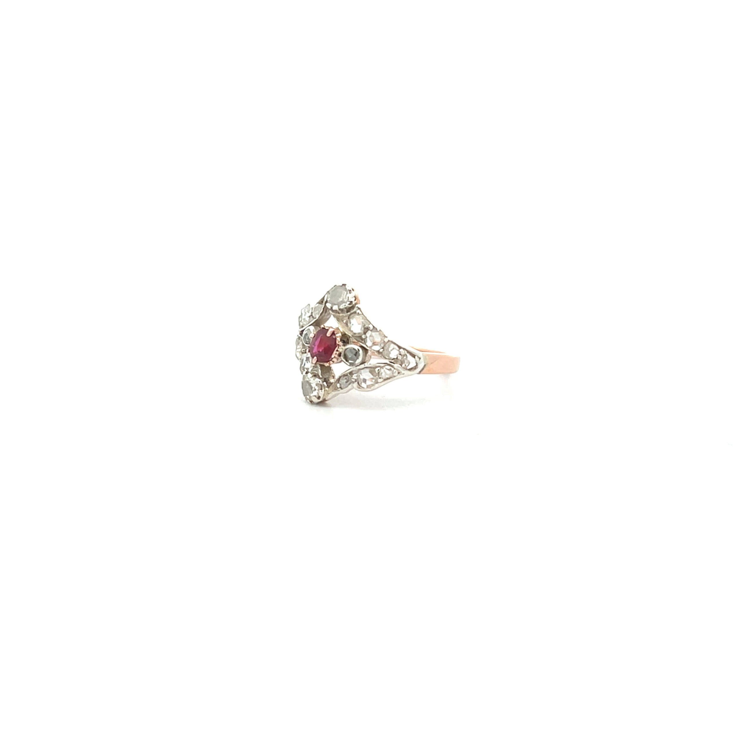 "Forever Love" - Antiker Ring in 18kt Rosegold mit Diamantrosen & Rubin - Juwelier Steiger