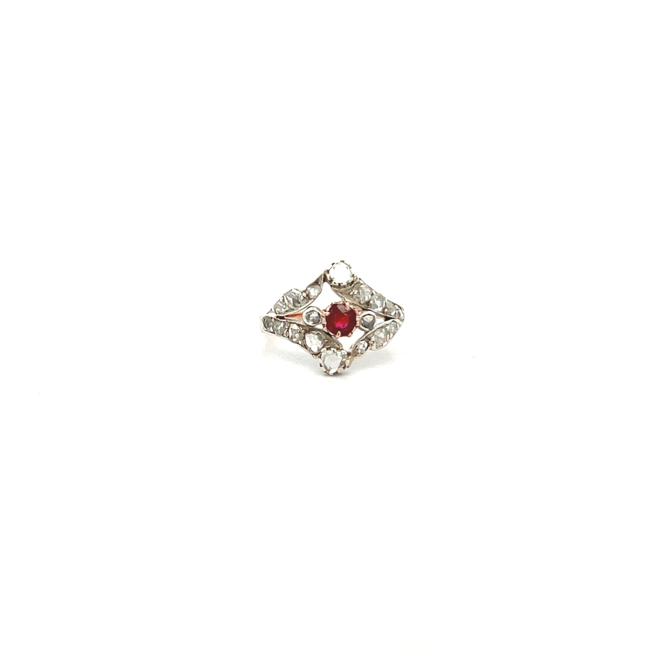 "Forever Love" - Antiker Ring in 18kt Rosegold mit Diamantrosen & Rubin - Juwelier Steiger