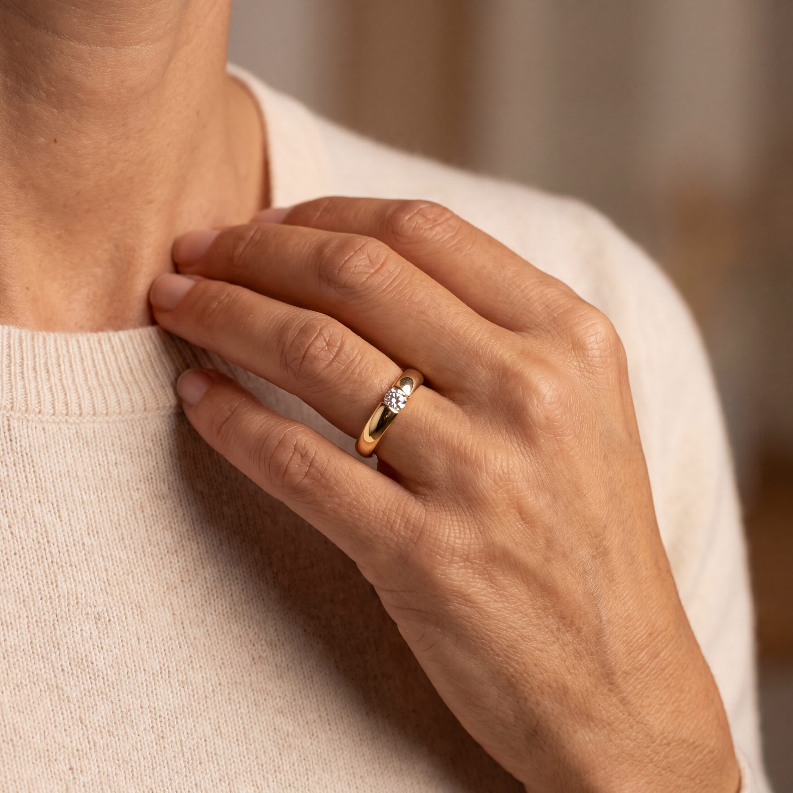 "Hold me Tight" - Moderner Spannring in 14kt Gelbgold mit Brillant ca. 0,20ct - Juwelier Steiger