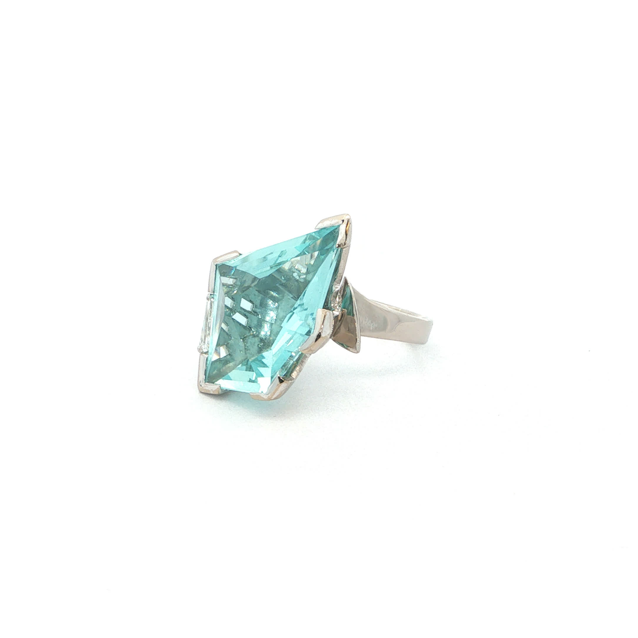 "Ice Blue" - Vintage Aquamarin Ring in 14kt Weißgold mit Diamant Trapez - Juwelier Steiger