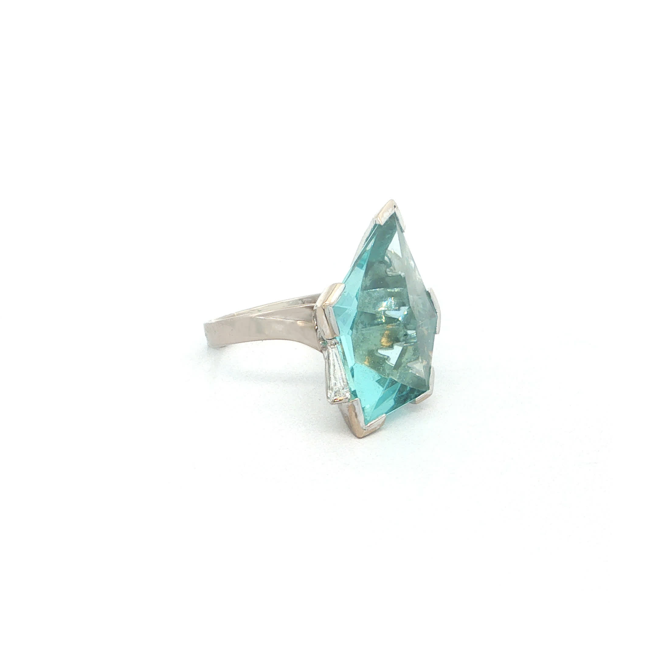 "Ice Blue" - Vintage Aquamarin Ring in 14kt Weißgold mit Diamant Trapez - Juwelier Steiger