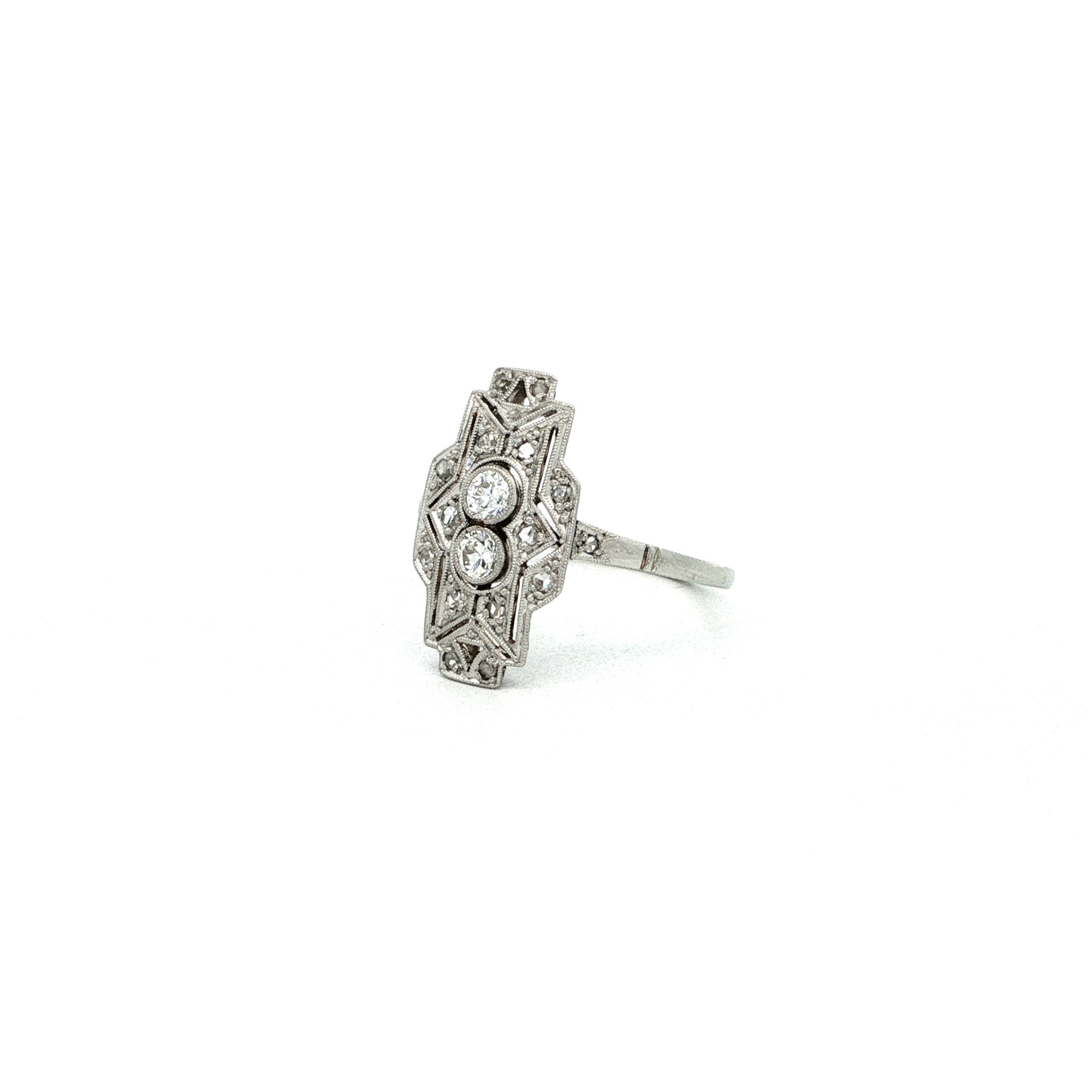 "It´s Art Déco" - Antiker Ring in 14kt Weißgold mit Diamanten - Juwelier Steiger