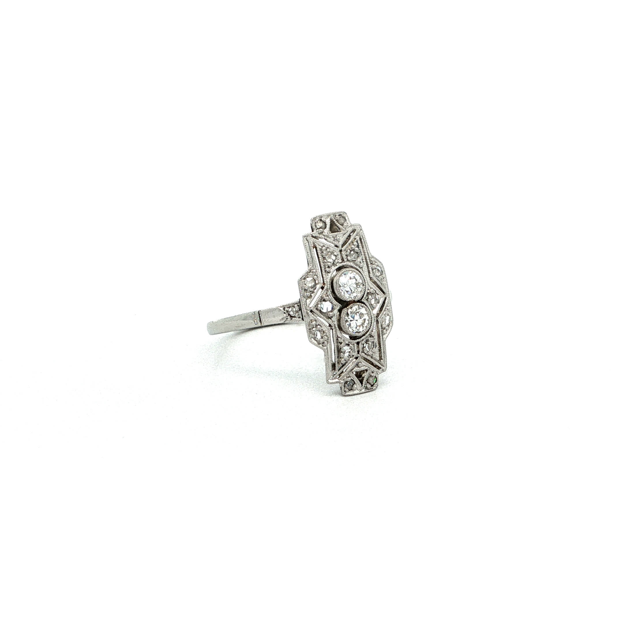 "It´s Art Déco" - Antiker Ring in 14kt Weißgold mit Diamanten - Juwelier Steiger