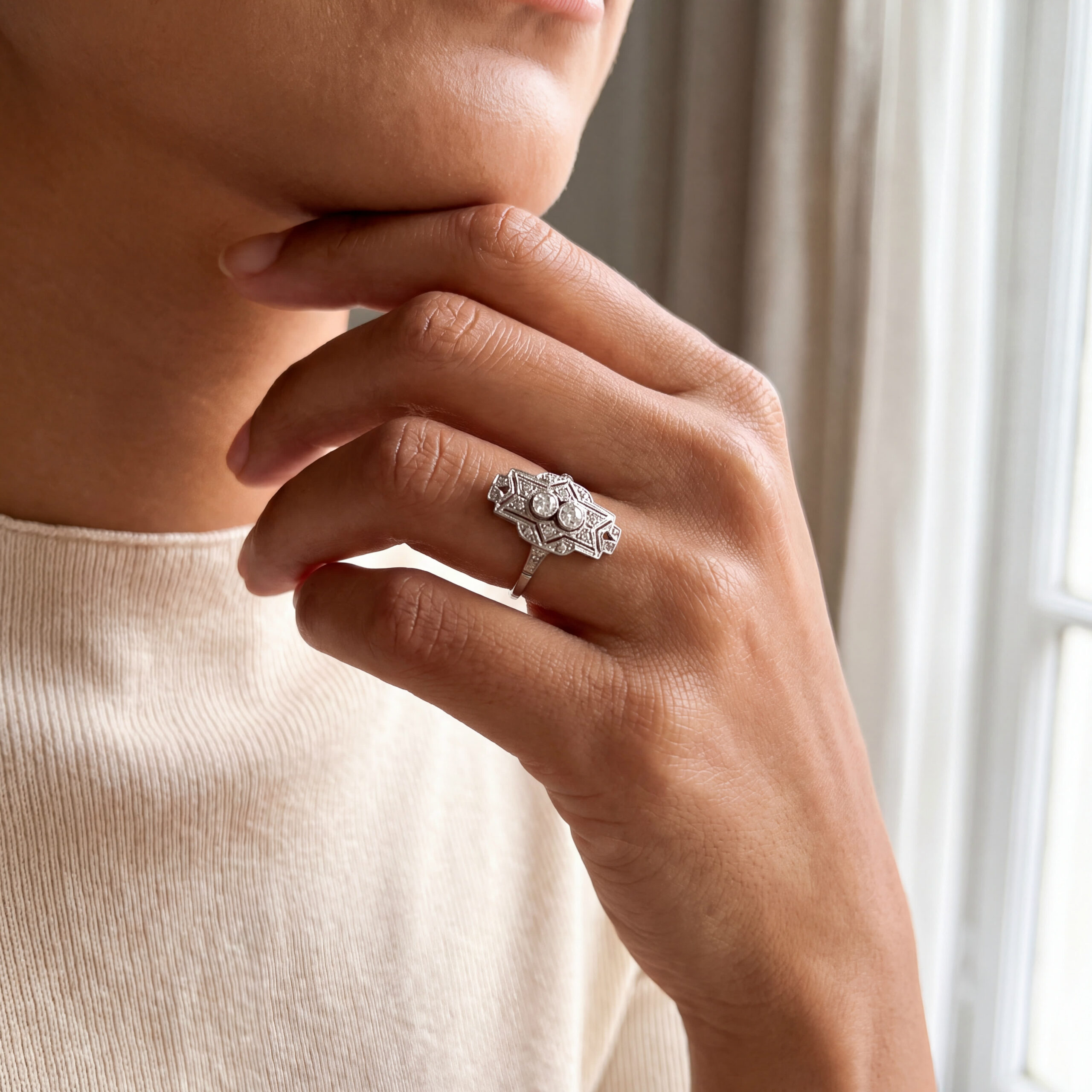 "It´s Art Déco" - Antiker Ring in 14kt Weißgold mit Diamanten - Juwelier Steiger