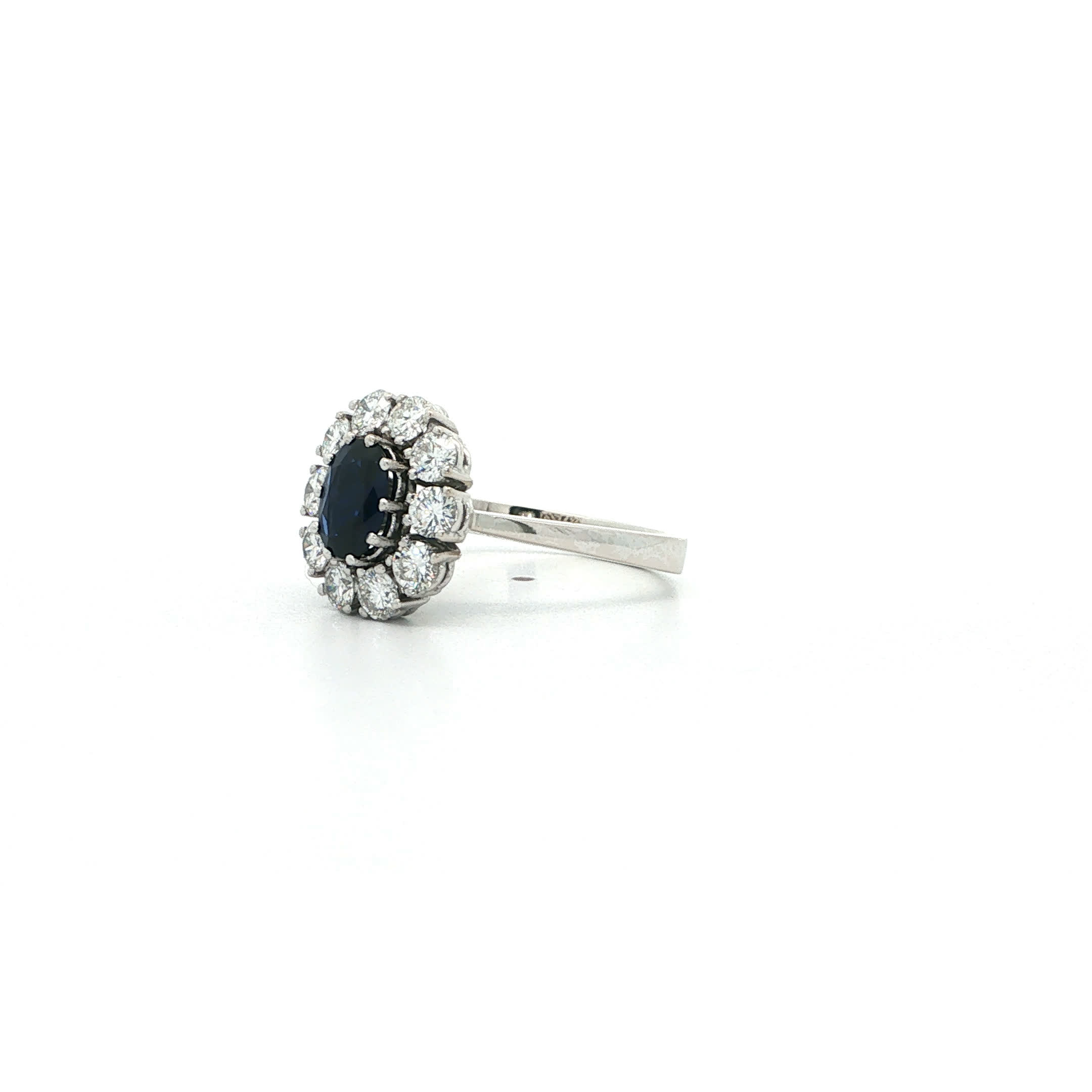 "Kate´s Choice" - Vintage Ring in 18kt Weißgold mit Brillanten & Saphir - Juwelier Steiger