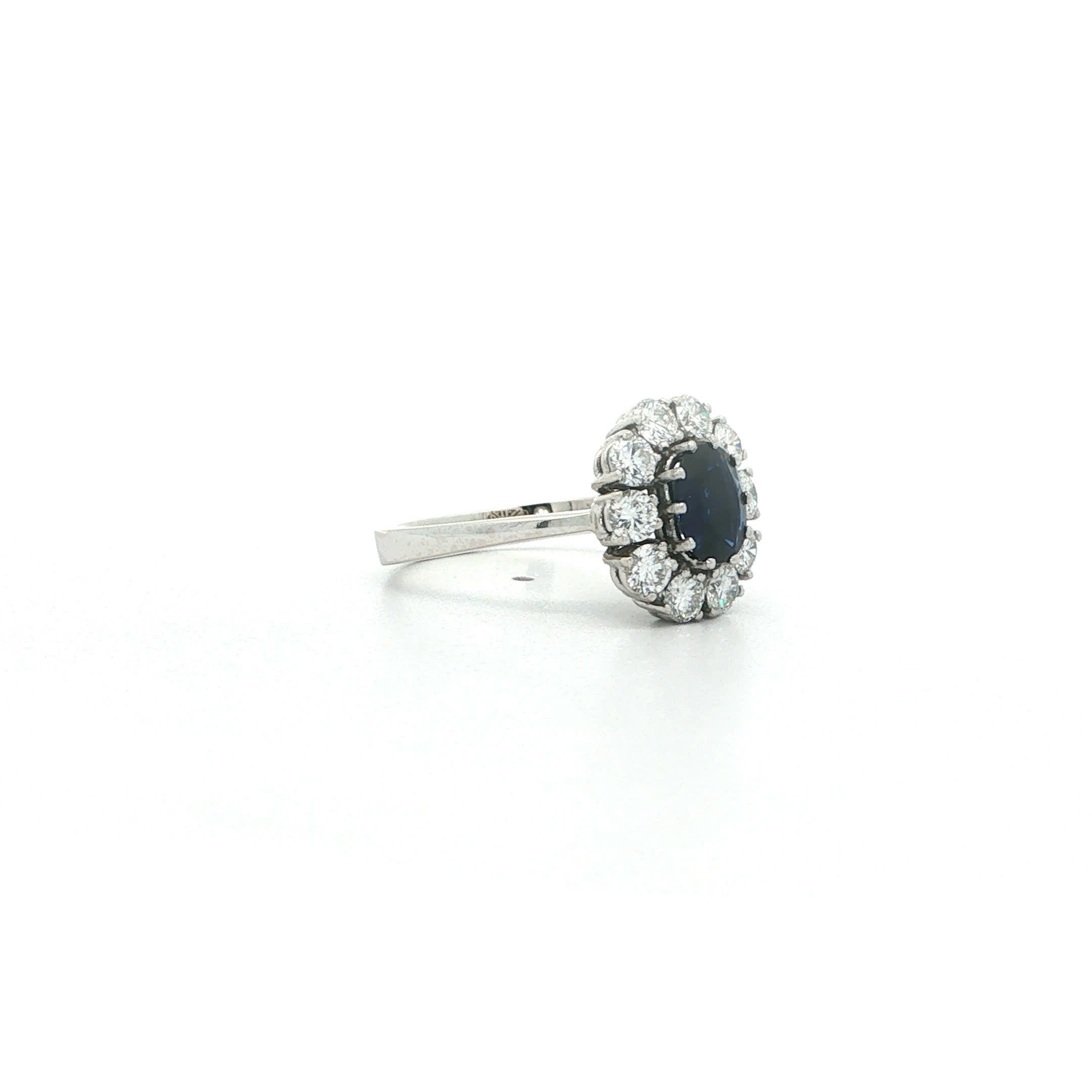 "Kate´s Choice" - Vintage Ring in 18kt Weißgold mit Brillanten & Saphir - Juwelier Steiger