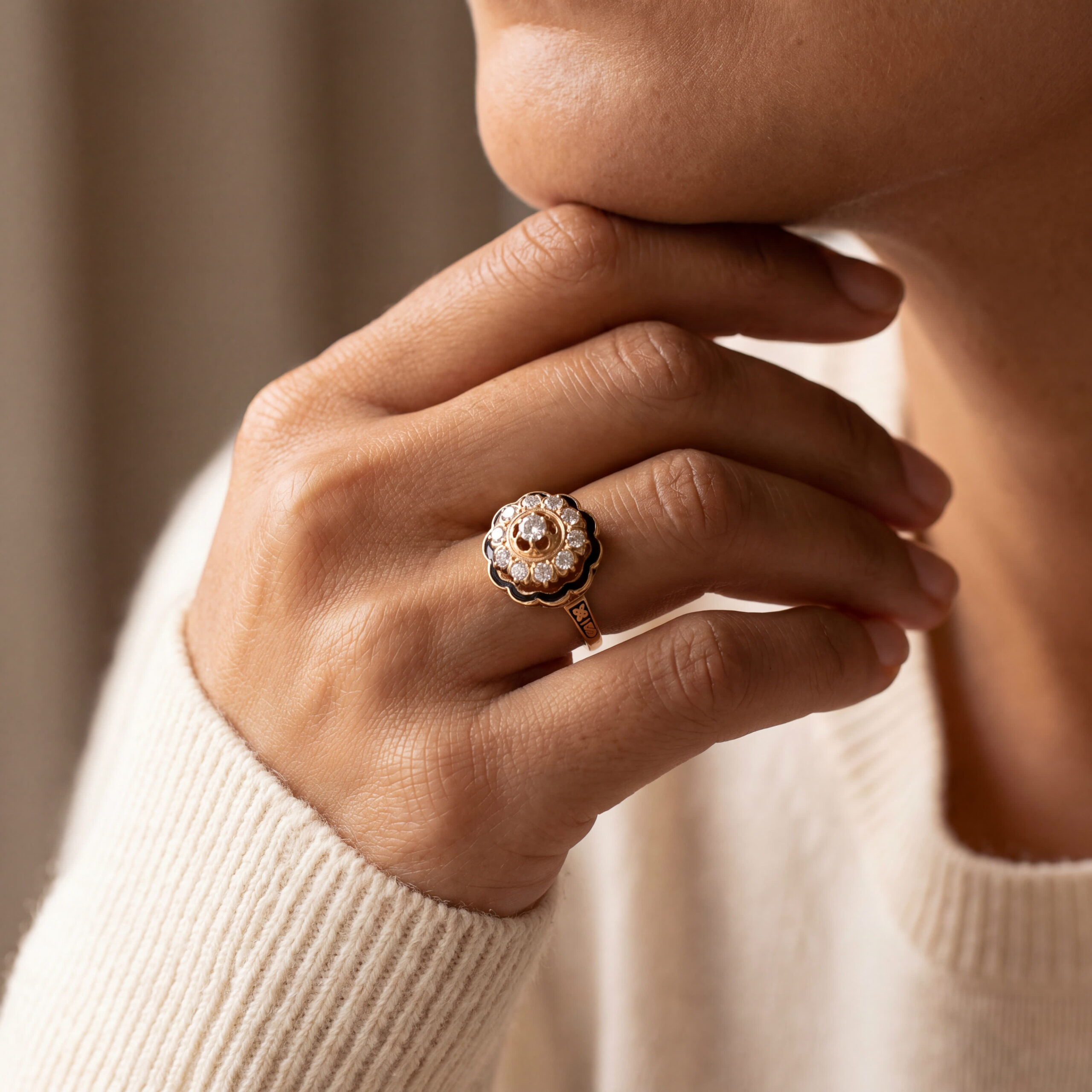 "Manhatten Midnight" - Vintage Ring aus 14kt Gold mit Emaille & Diamanten - Juwelier Steiger