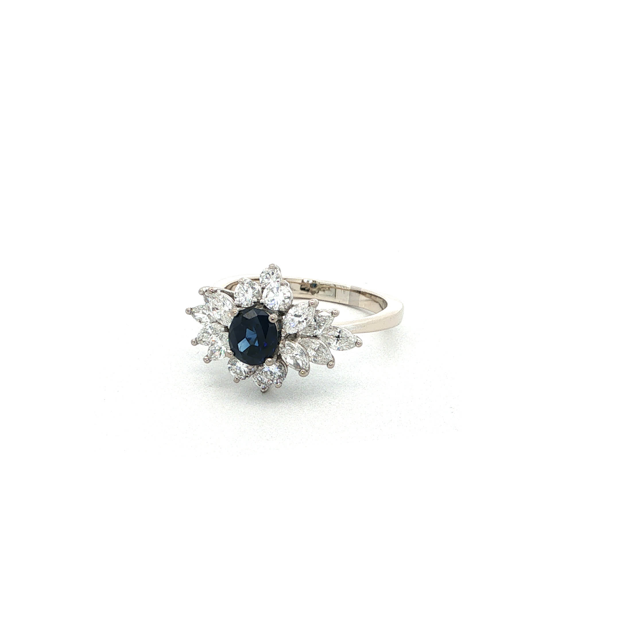 "Midnight Blossom" - Außergewönlicher Vintage Ring in 18kt Weißgold mit Saphir & Diamanten - Juwelier Steiger