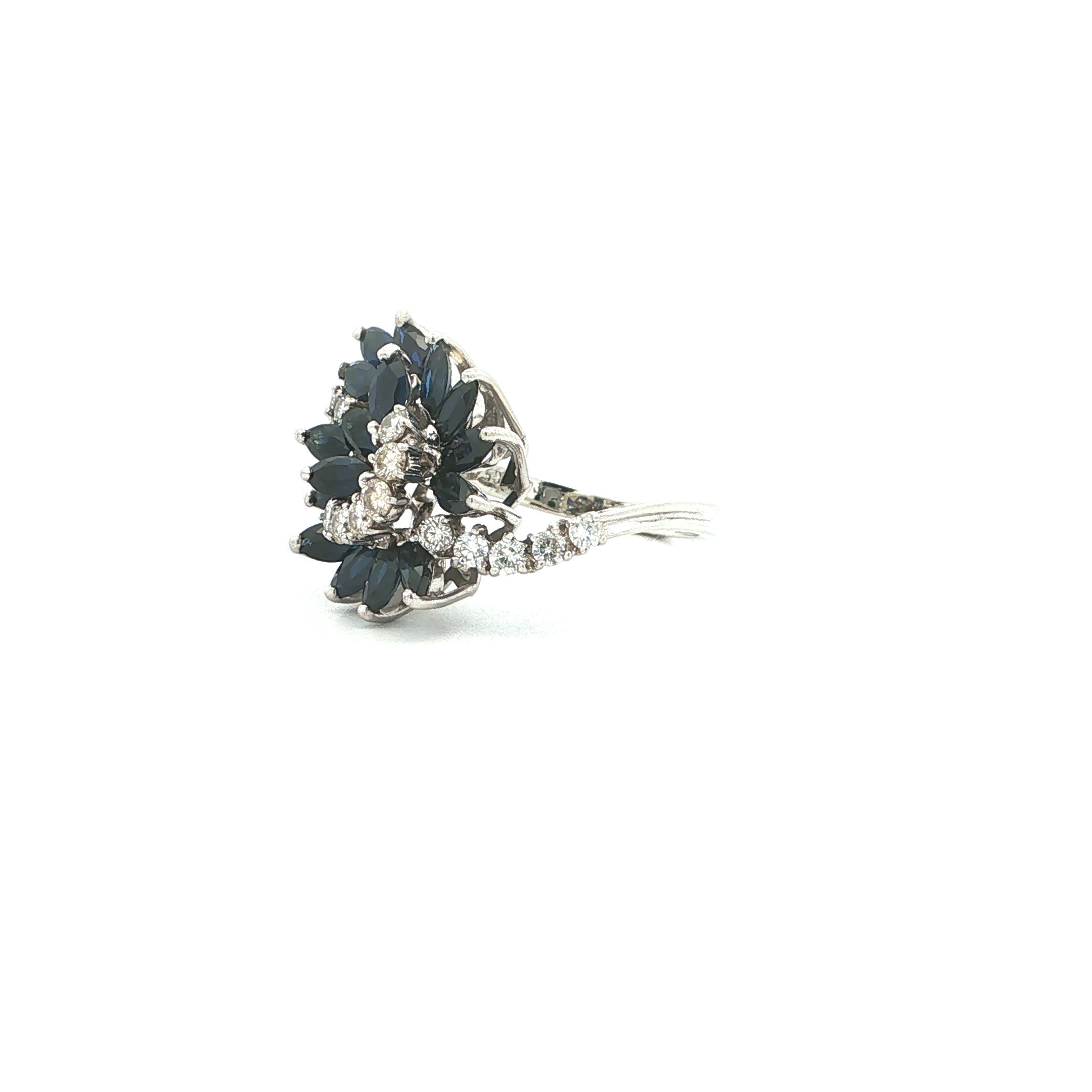 "Mitternachtsblüte" - Vintage Ring in 18kt Weißgold mit Saphiren & Brillanten - Juwelier Steiger