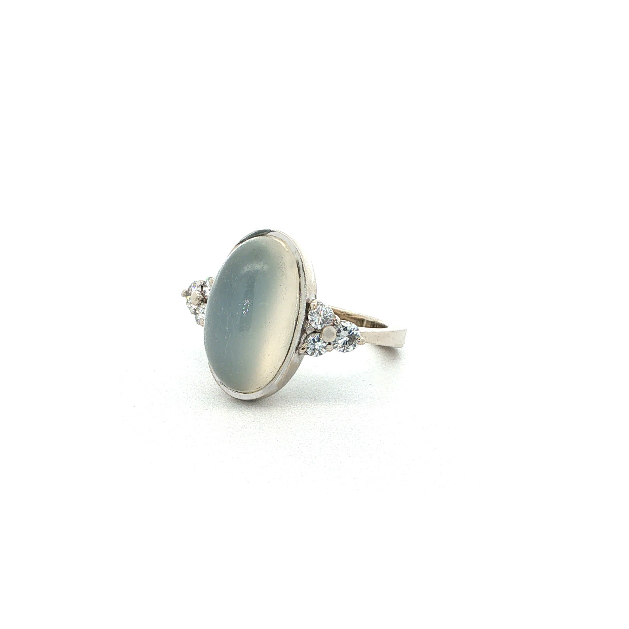 "Moonlight Sparkle" - Vintage Ring in 18kt Weißgold mit Mondstein & Brillanten - Juwelier Steiger