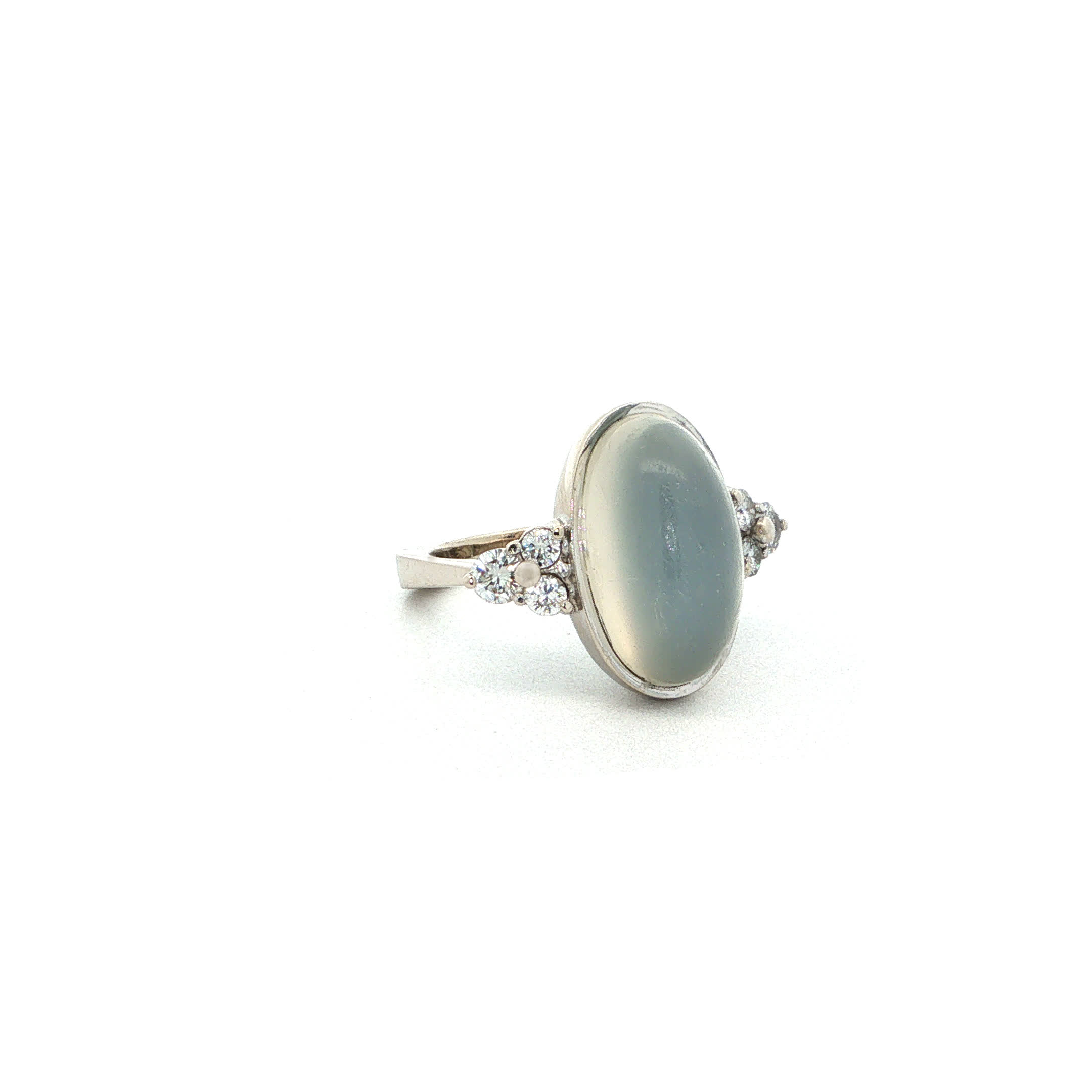 "Moonlight Sparkle" - Vintage Ring in 18kt Weißgold mit Mondstein & Brillanten - Juwelier Steiger
