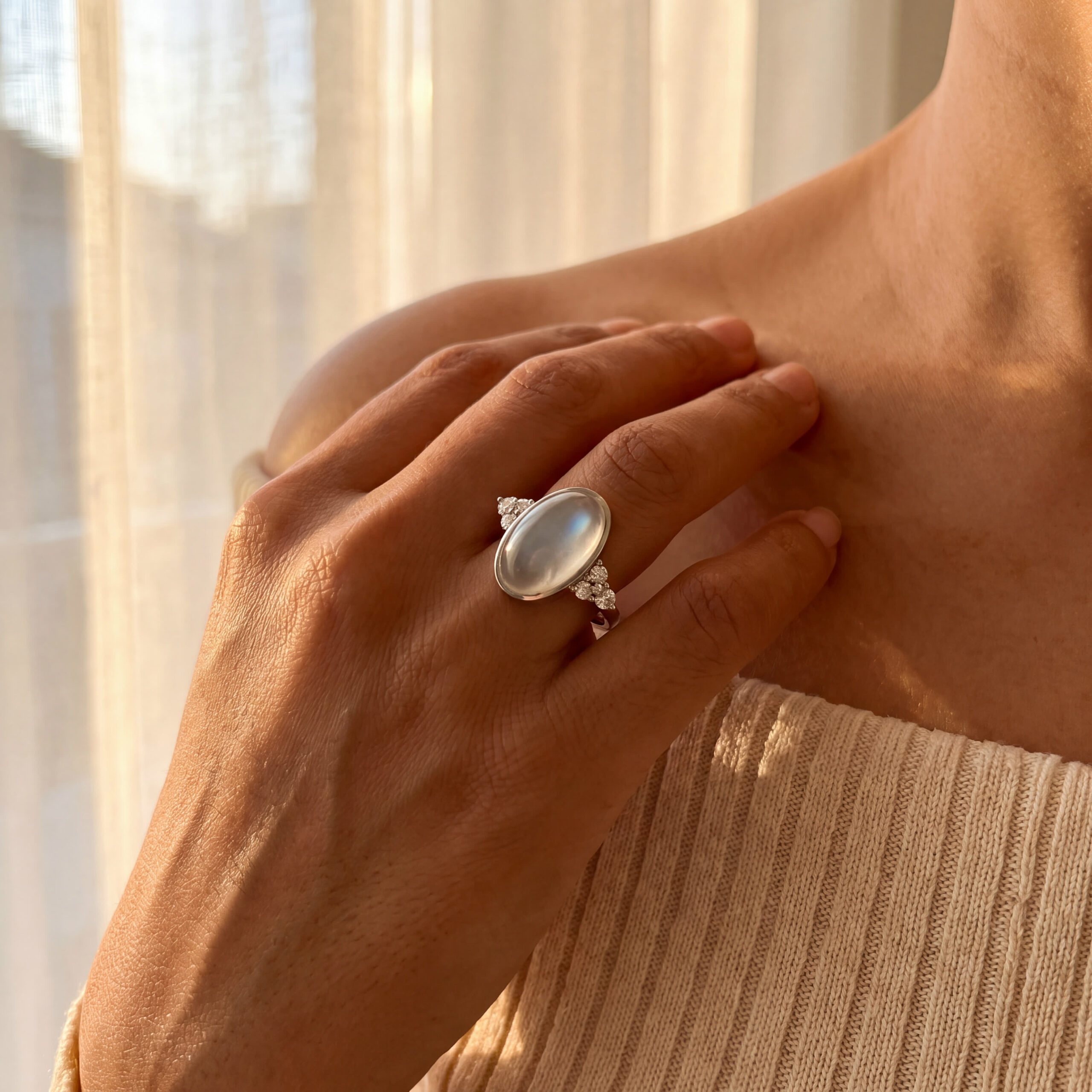 "Moonlight Sparkle" - Vintage Ring in 18kt Weißgold mit Mondstein & Brillanten - Juwelier Steiger