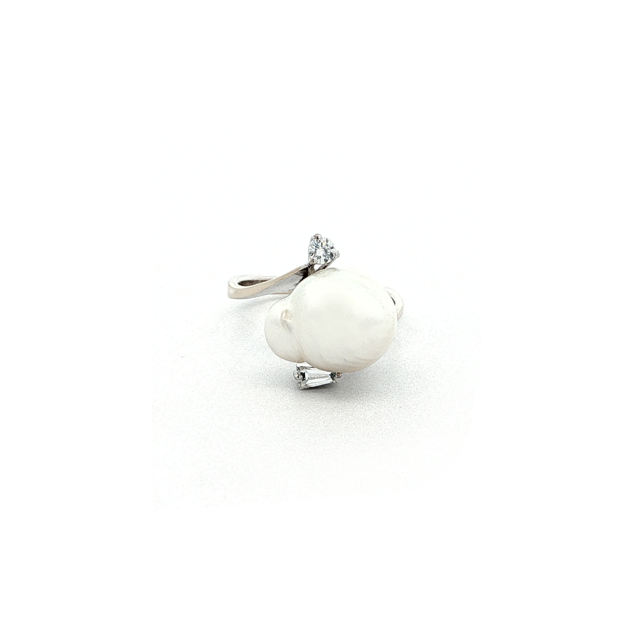 "Pearl in Diamonds" - Vintage Ring in 18kt Weißgold mit Perle & Diamanten - Juwelier Steiger