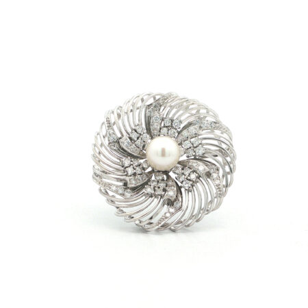 "Pearl Swirl" - Vintage Brosche in 18kt Weißgold mit Perle & Brillanten - Juwelier Steiger