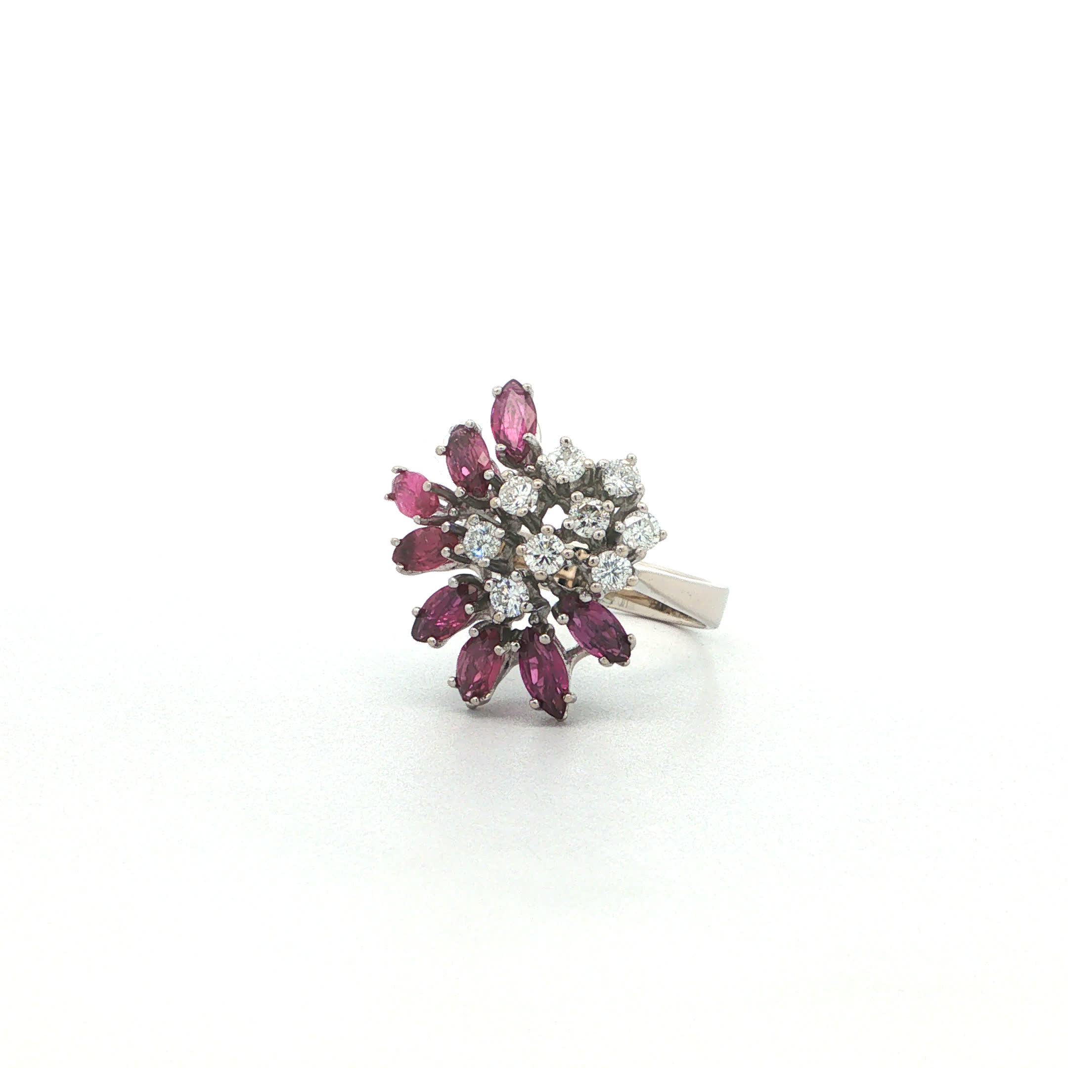 "Pink Bouquet" Vintage Ring in 14 Karat Gelbgold mit Brillanten und Spinel - Juwelier Steiger