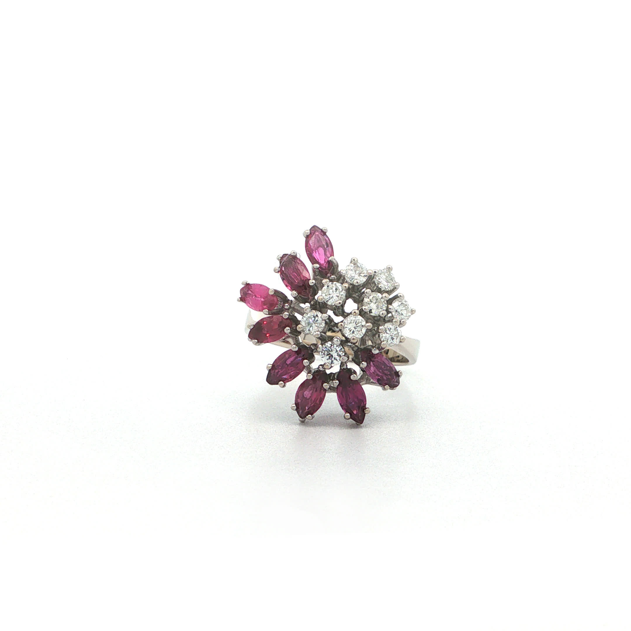 "Pink Bouquet" Vintage Ring in 14 Karat Gelbgold mit Brillanten und Spinel - Juwelier Steiger