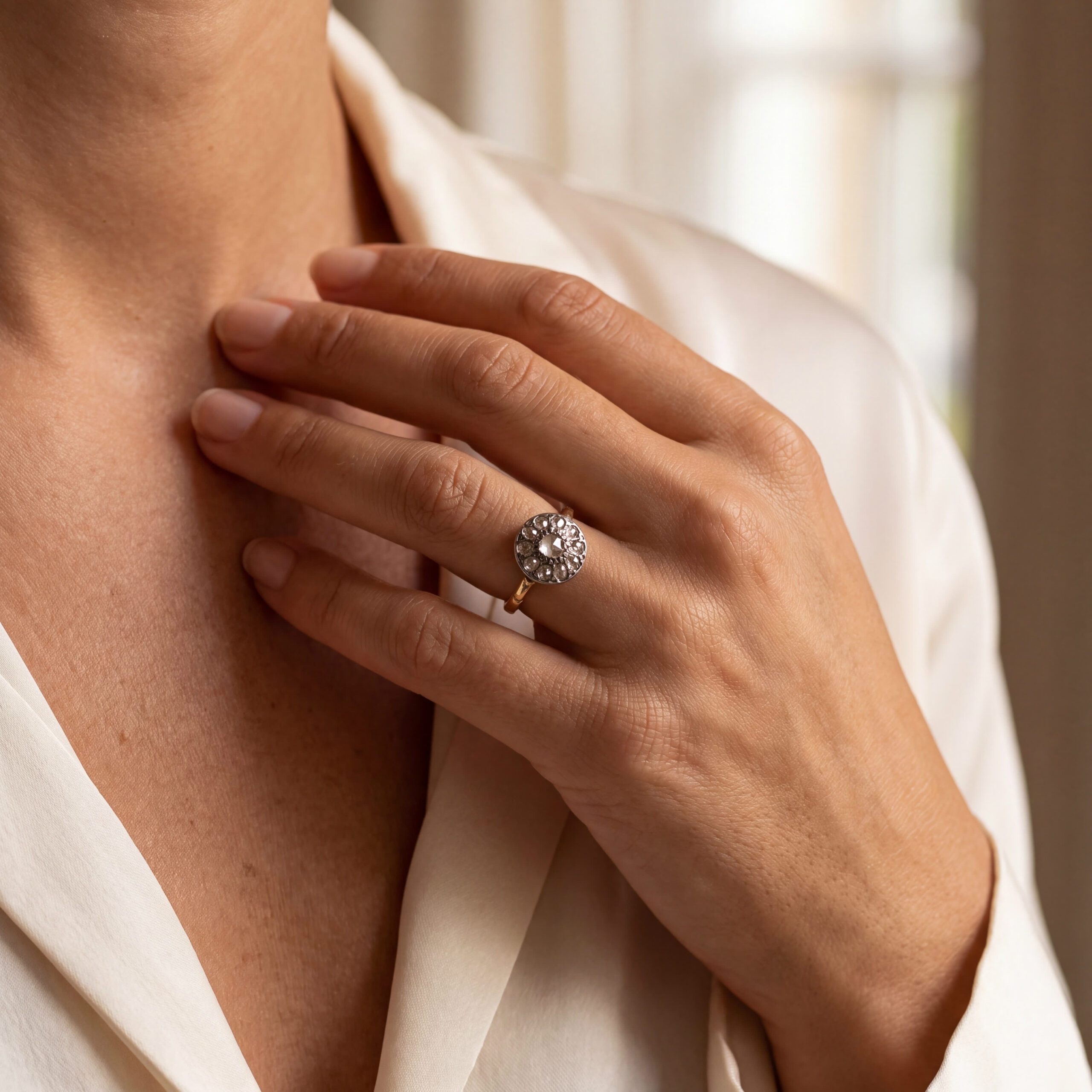"Roses from the Past" - antiker Ring in 18kt Gelbgold mit Diamantrosen - Juwelier Steiger