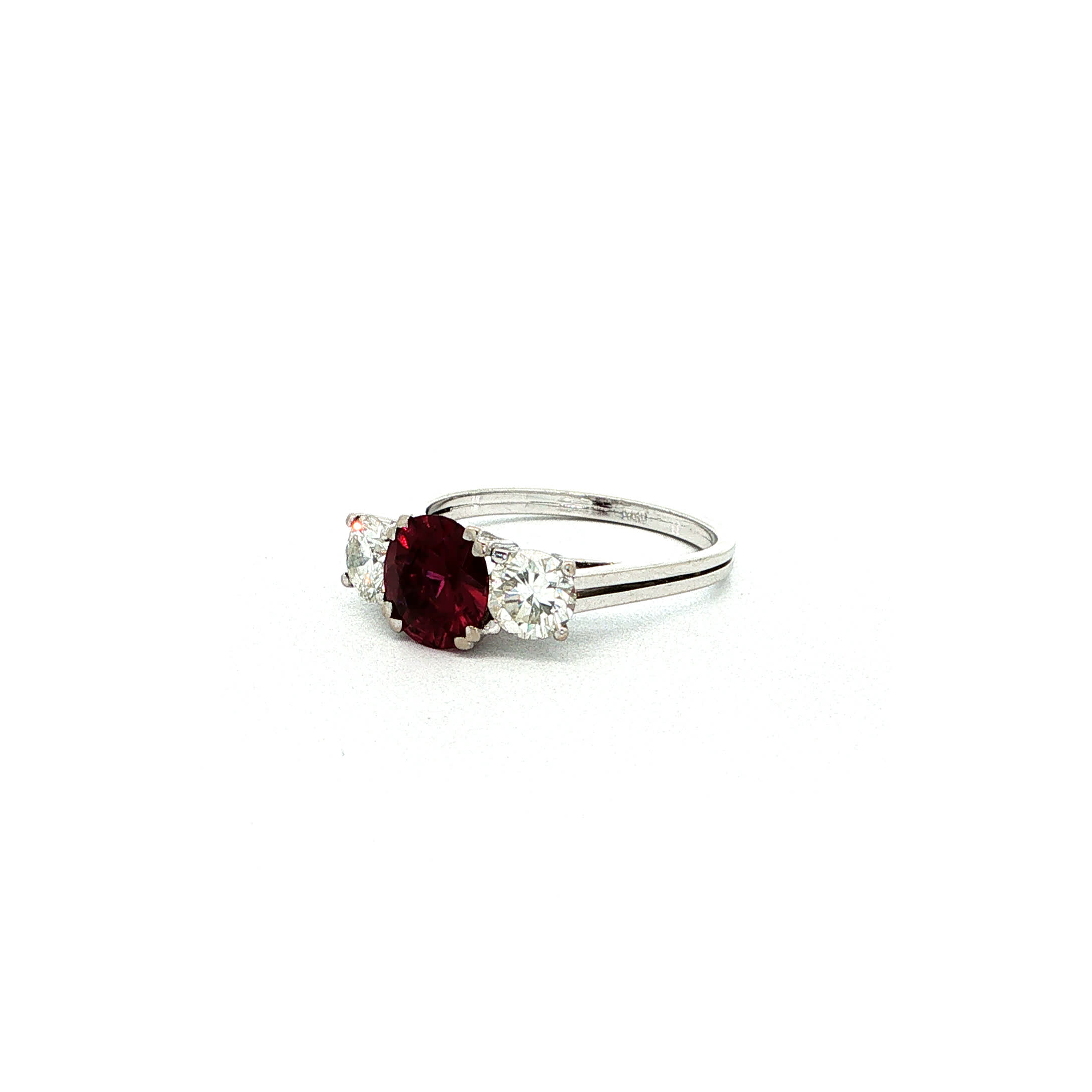 "Ruby Royal" - Vintage Ring in 18kt Weißgold mit natürlichem Rubin & Brillanten - Juwelier Steiger