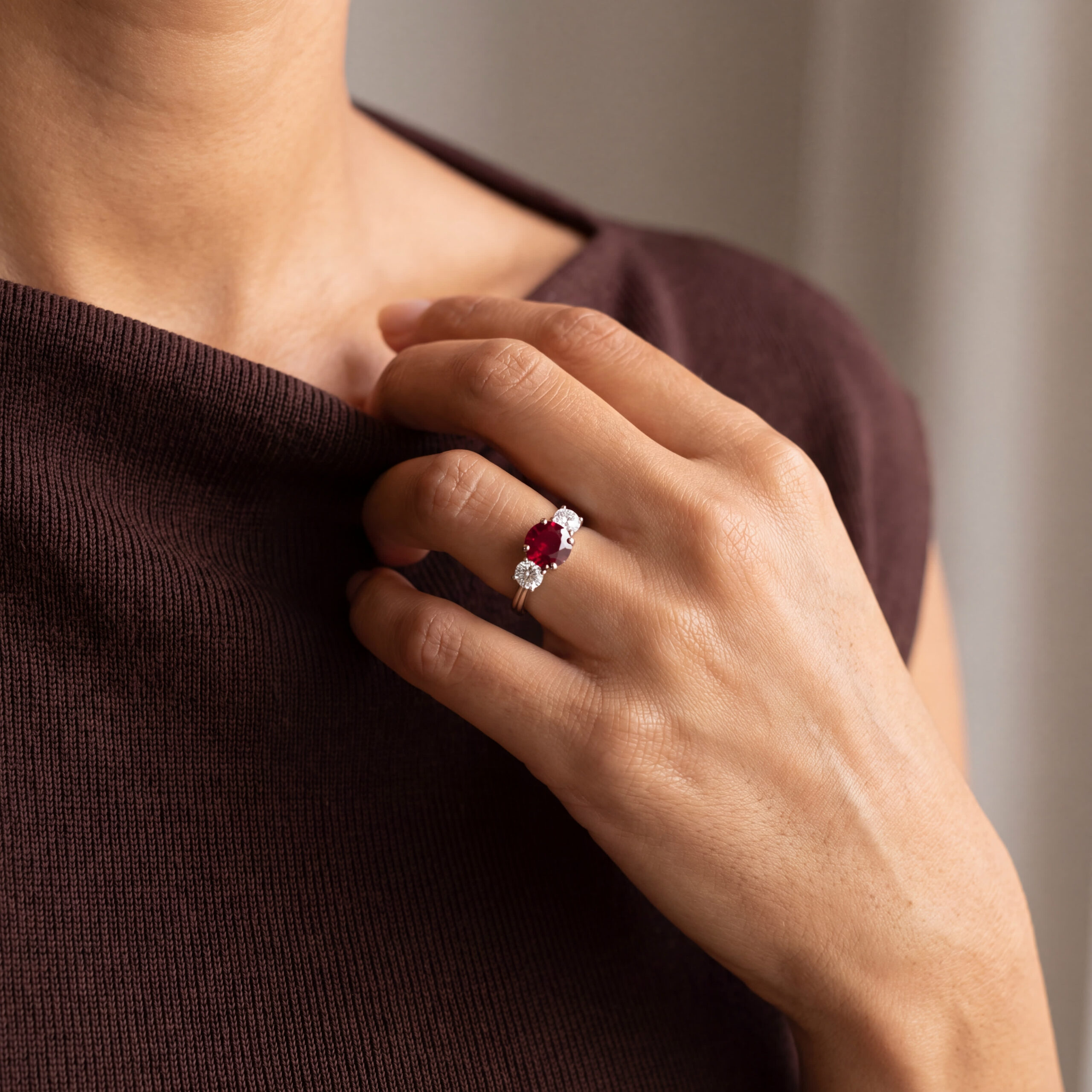 "Ruby Royal" - Vintage Ring in 18kt Weißgold mit natürlichem Rubin & Brillanten - Juwelier Steiger