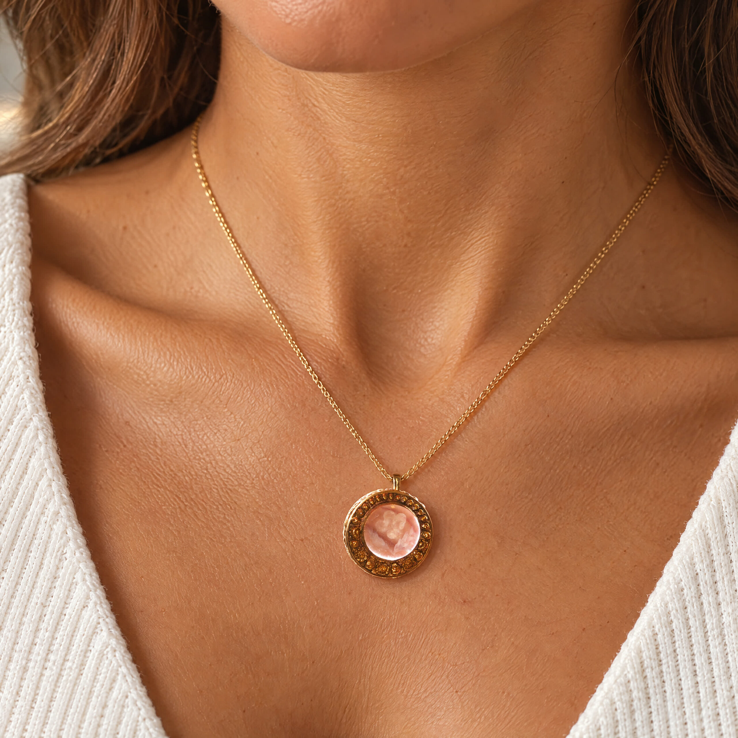 "Through the Looking Glass" - Antikes Medaillon in 18kt Rosegold mit verglastem Sichtfenster - Juwelier Steiger