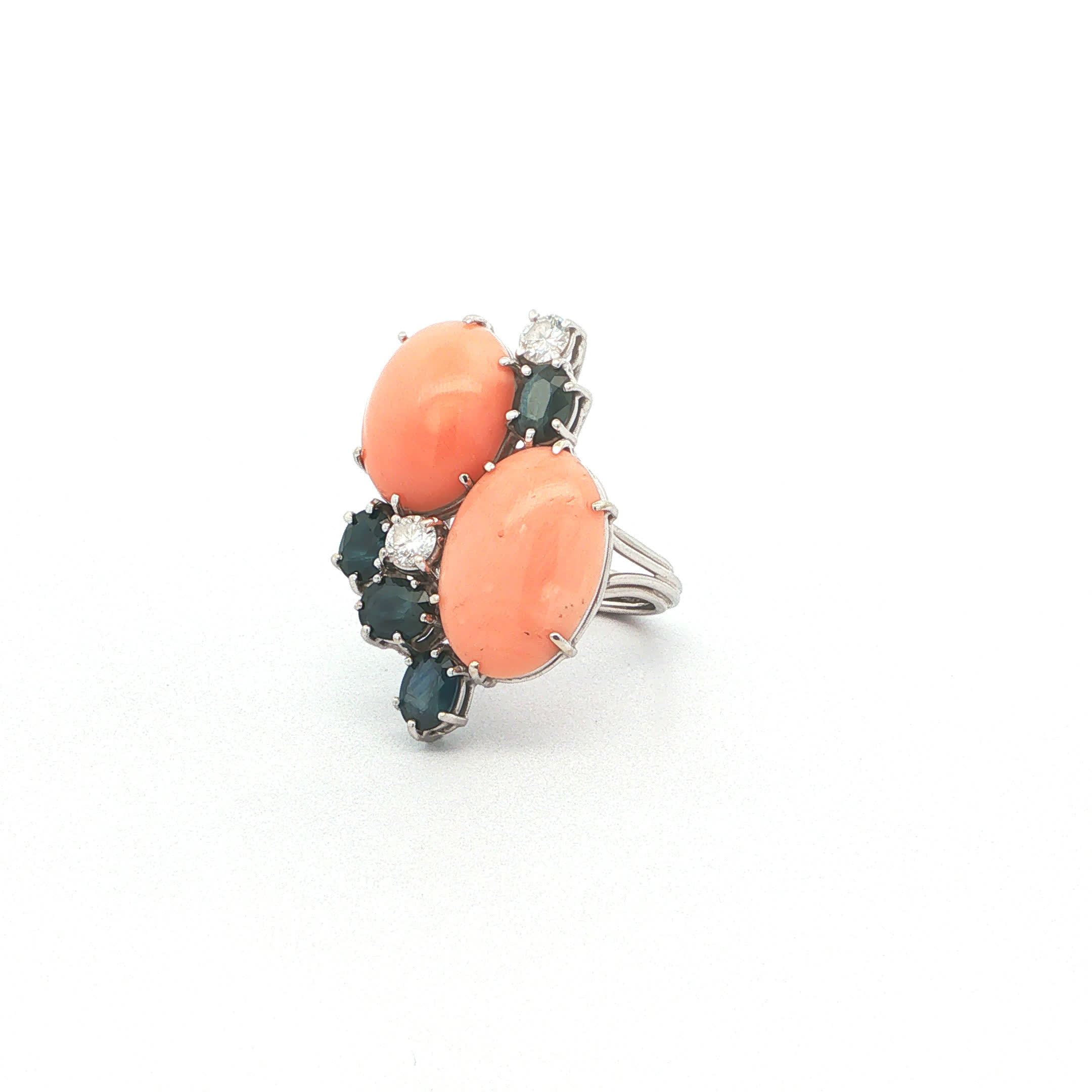 "Tiefsee Kuss" - Vintage Ring 18 Karat Weißgold Koralle Saphir Diamanten - Juwelier Steiger