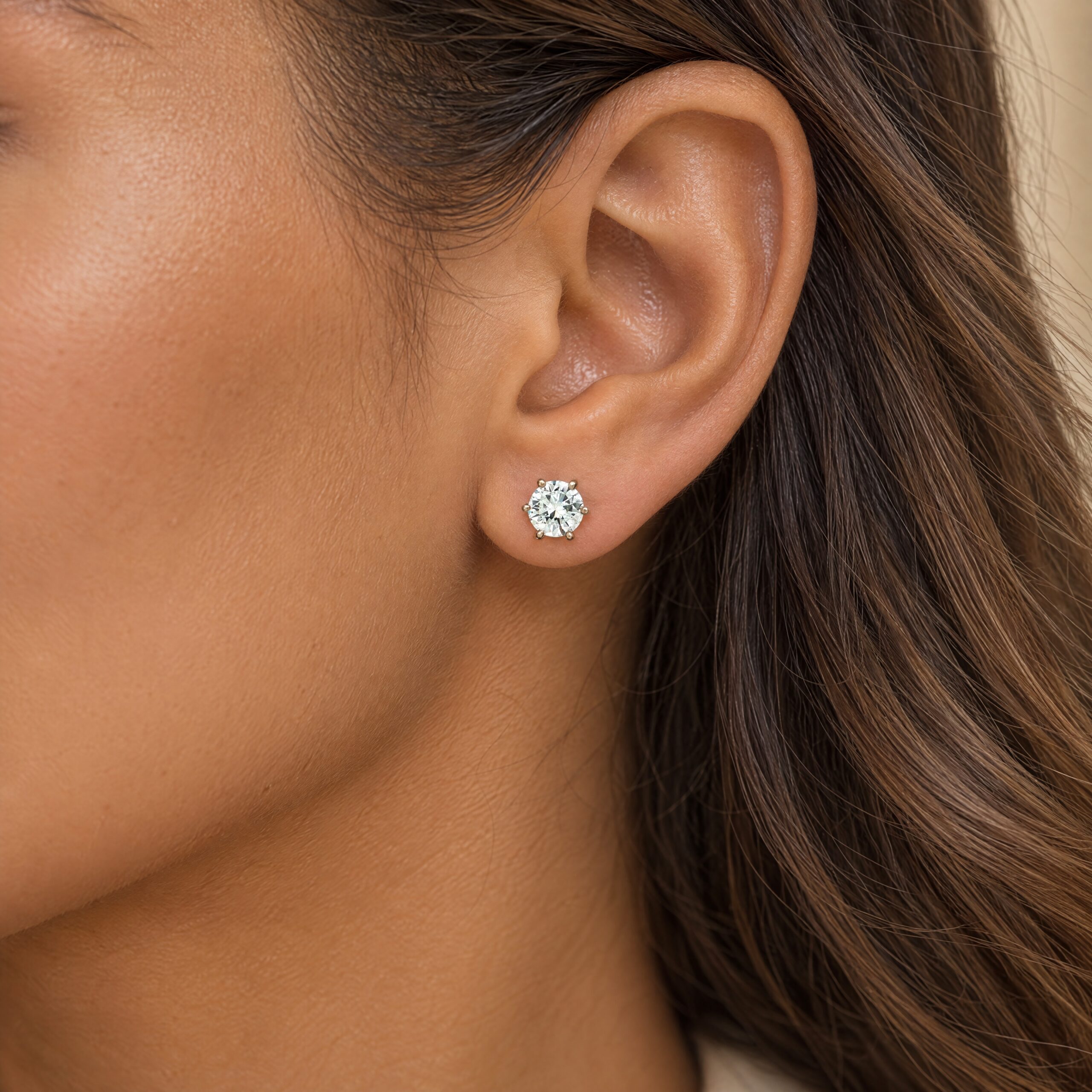 "Pure Brilliance" - Moderne Ohrstecker 6er Krappe mit Brillanten in 18 Karat Weißgold