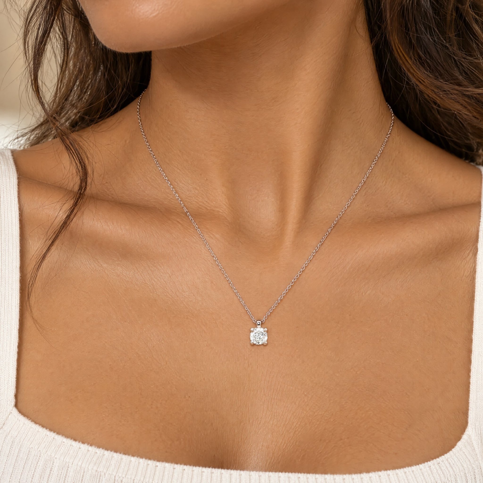 "A touch of luxury" - Moderne Solitaire Kette mit Anhänger in 18 Karat Weißgold 0,74 ct.