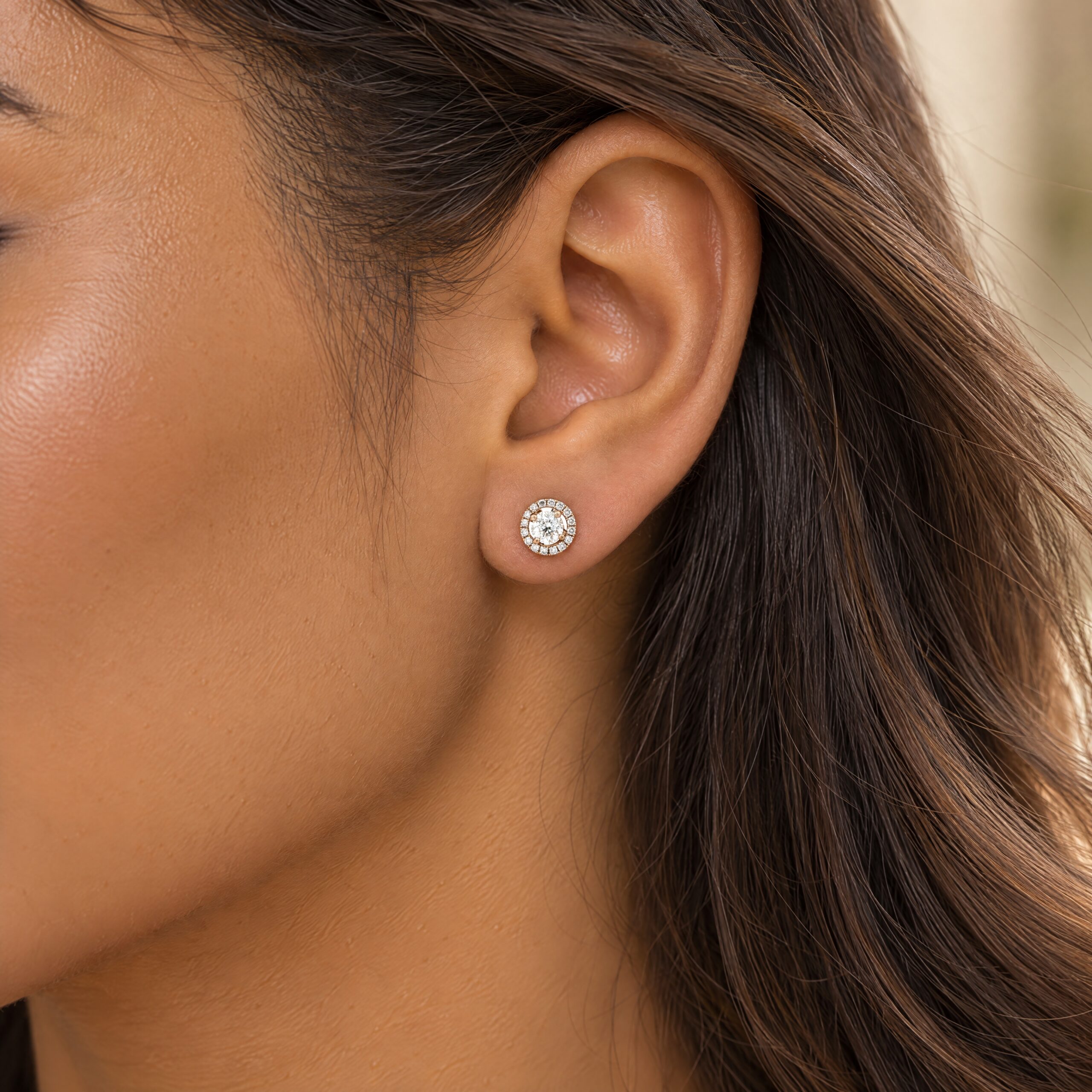 "Strong sparkle" - Moderne Ohrstecker mit Brillanten in 18 Karat Weißgold