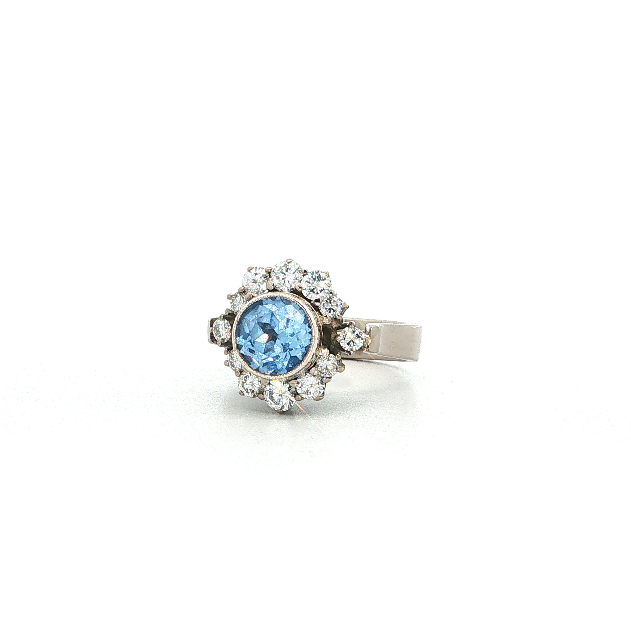 "Blue Crown" - Vintage Ring in 18kt Weißgold mit Aquamarin & Brillanten - Juwelier Steiger