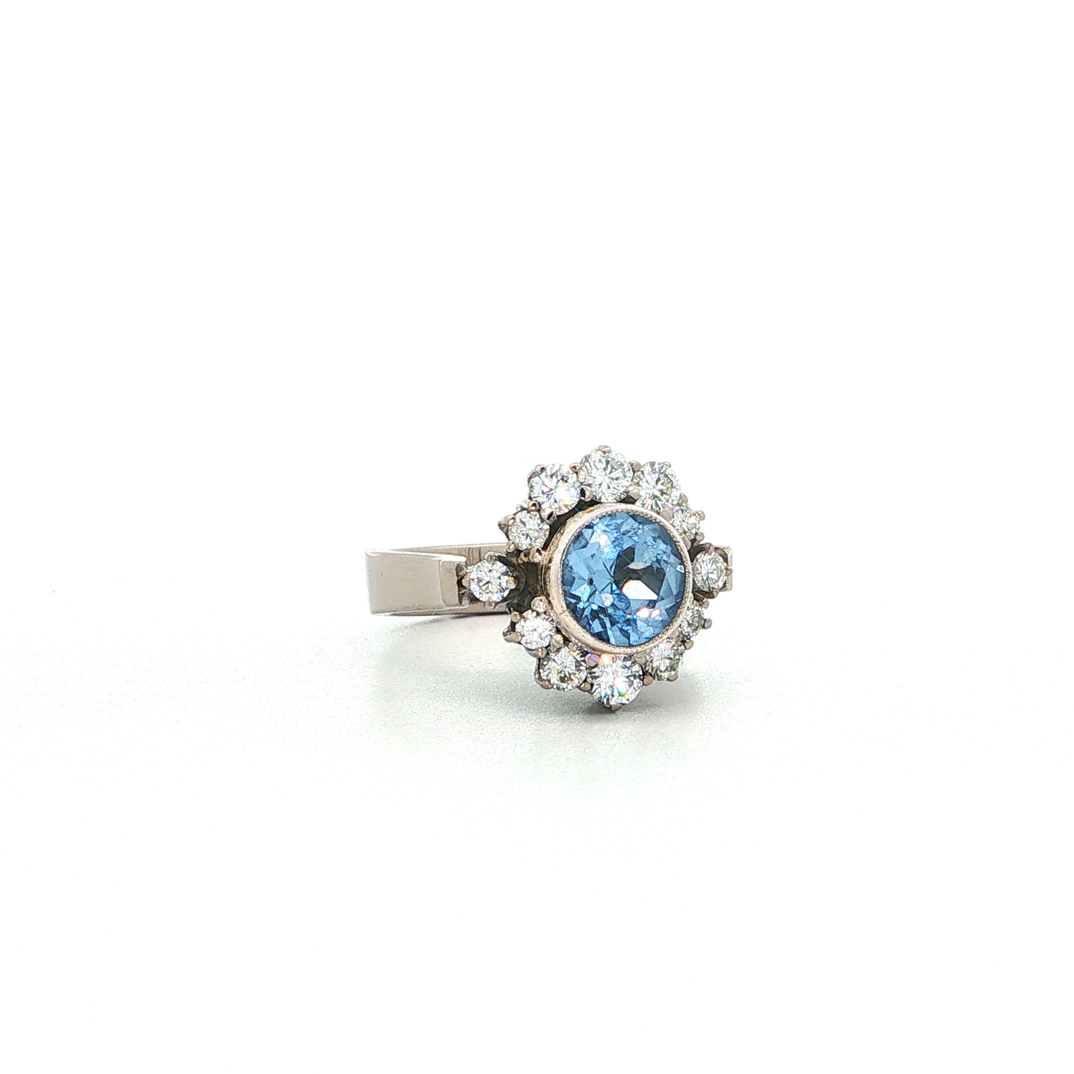 "Blue Crown" - Vintage Ring in 18kt Weißgold mit Aquamarin & Brillanten - Juwelier Steiger