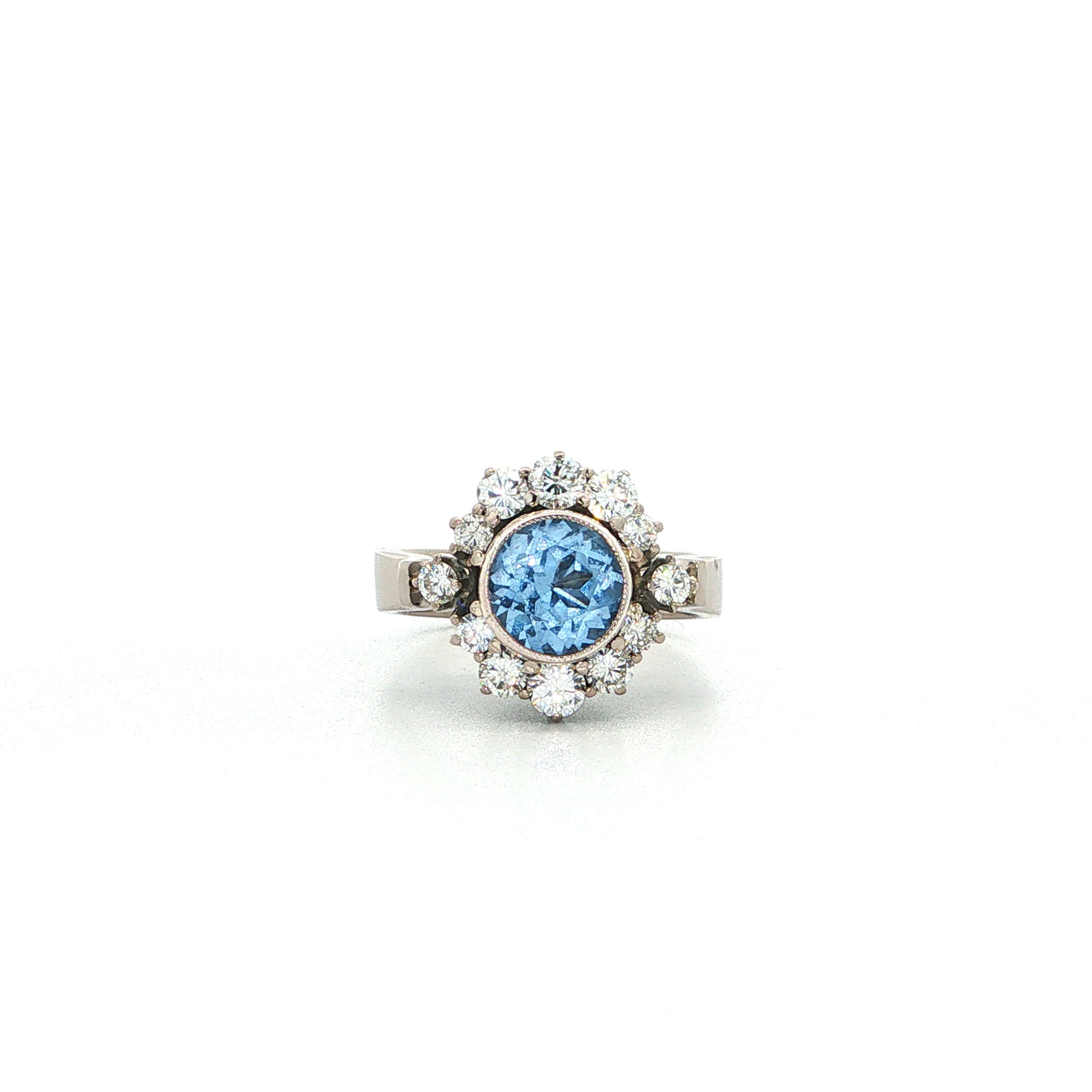 "Blue Crown" - Vintage Ring in 18kt Weißgold mit Aquamarin & Brillanten - Juwelier Steiger