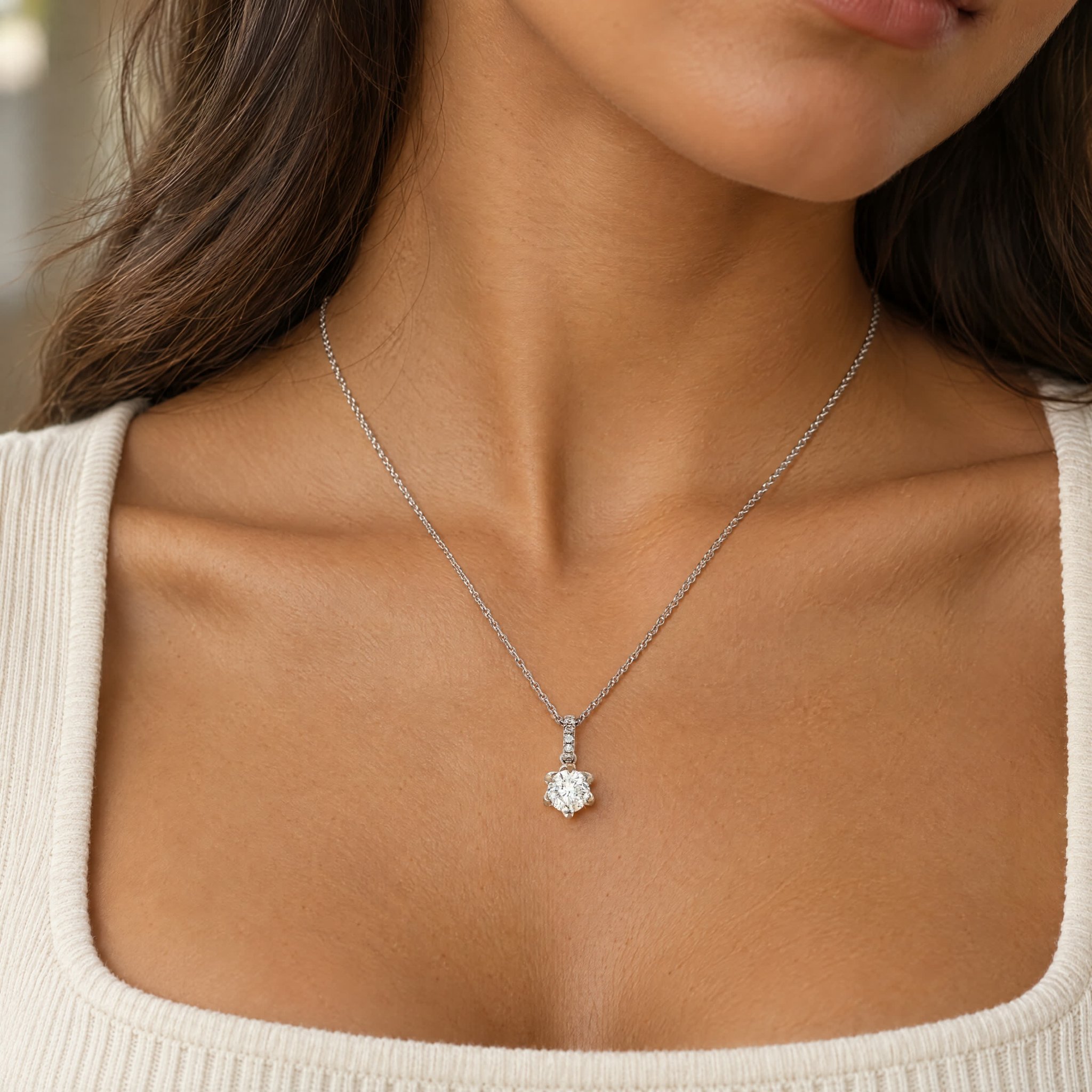 "Crown of light" - Moderne Solitaire Kette mit Anhänger in 18 Karat Weißgold 0,85 ct.