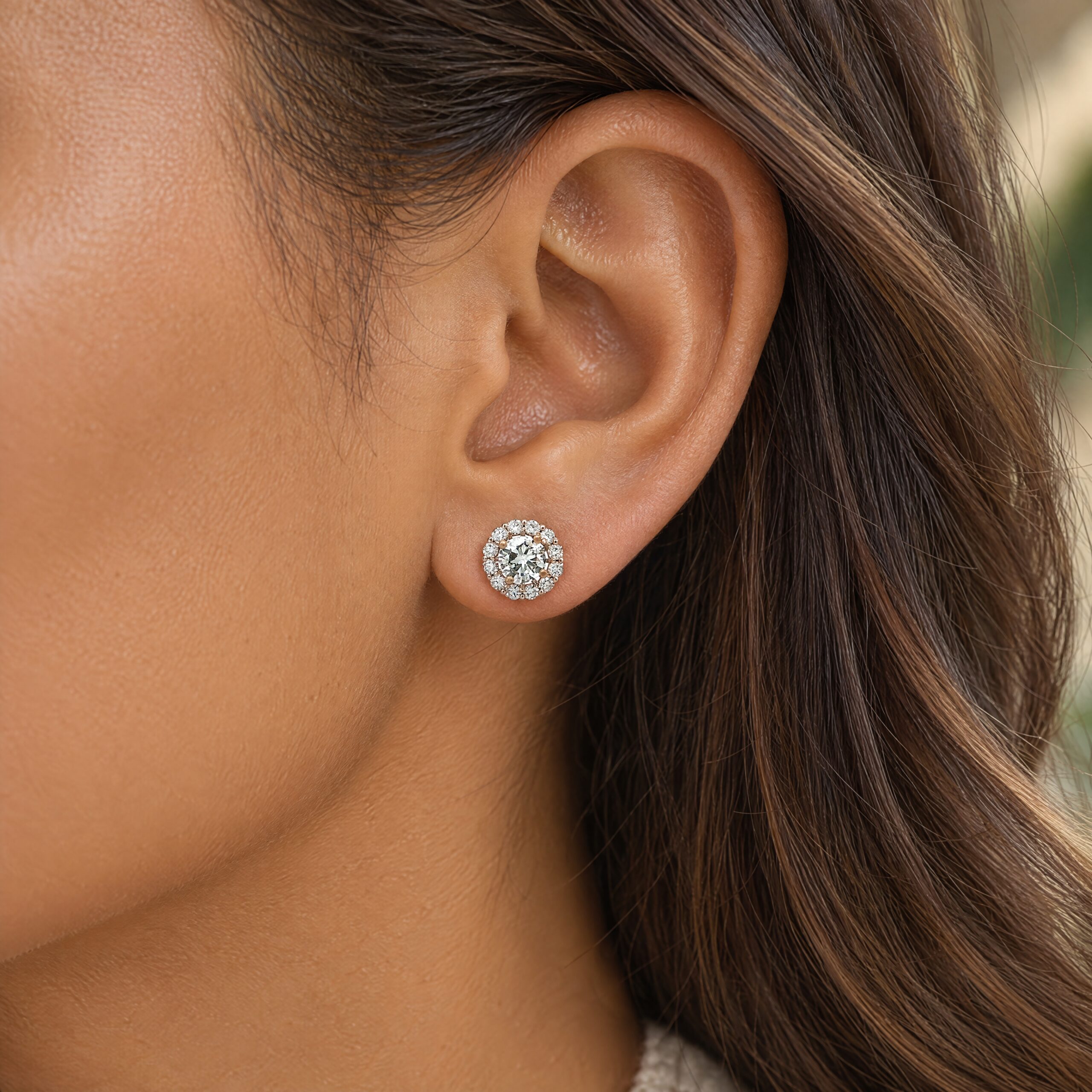 "Fleur de Diamant" - Moderne Ohrstecker mit Brillanten in 18 Karat Weißgold