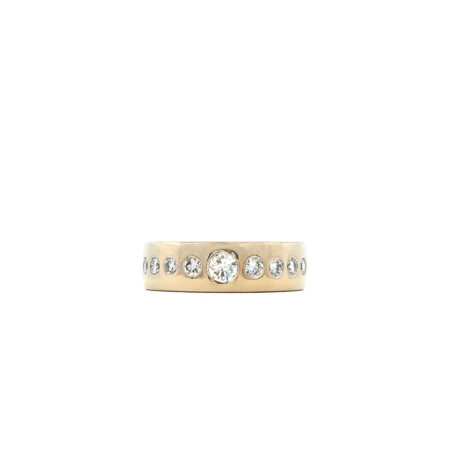 "Diamond Boulevard" - Moderner Bandring in 14kt Weißgold mit Brillanten