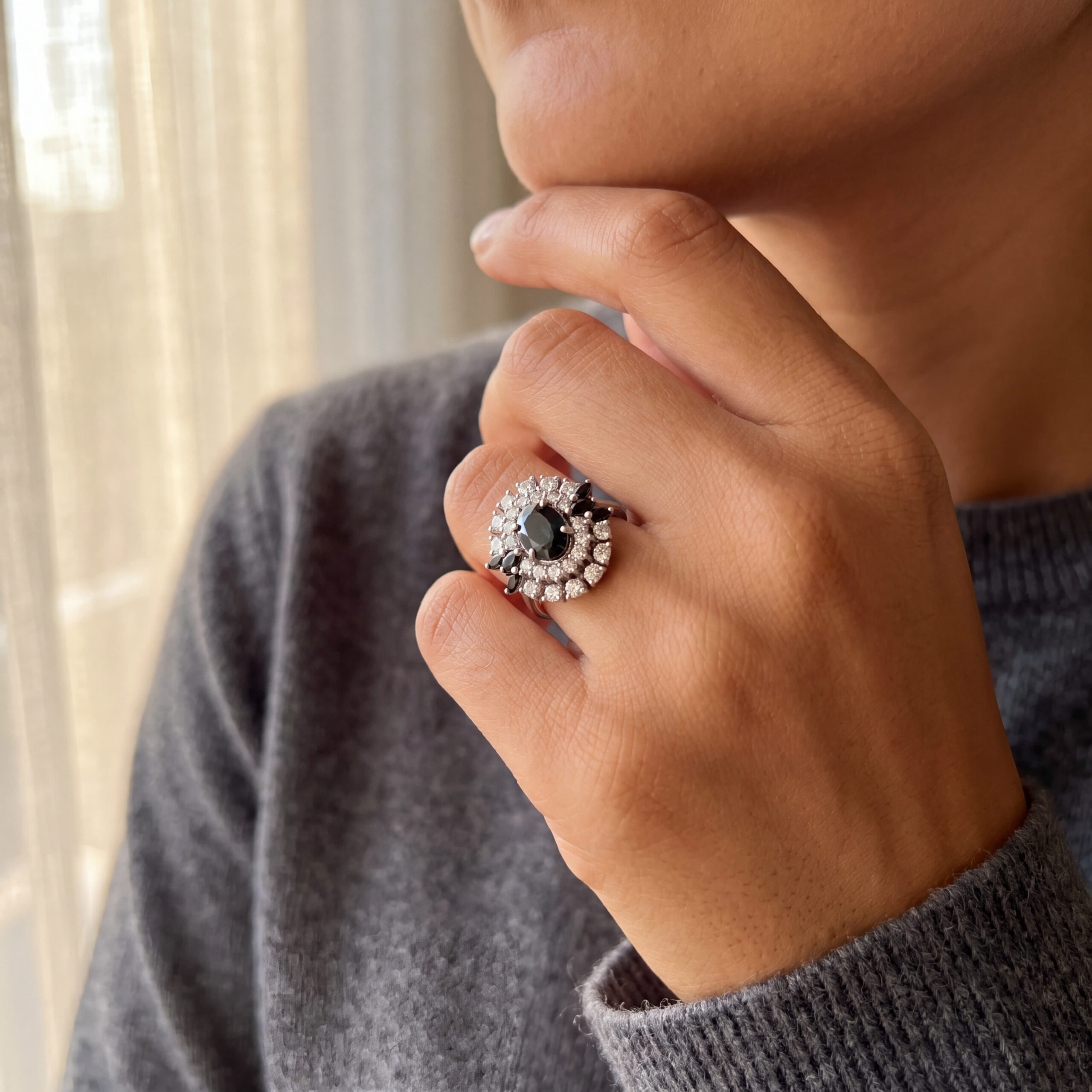 "Glowing Flower" - Vintage Ring in 14kt Weißgold mit Saphir und Brillanten - Juwelier Steiger
