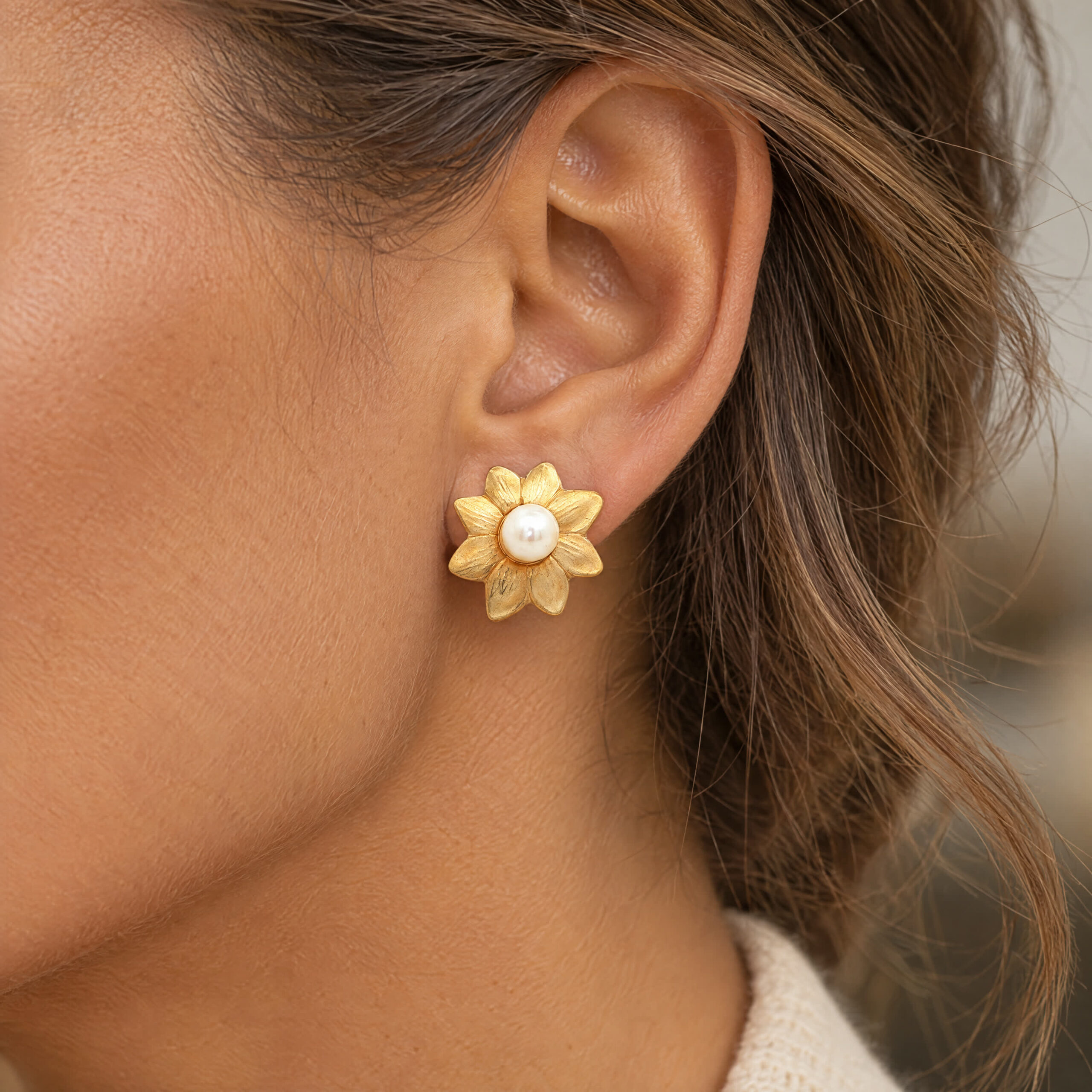 "Golden Daisy" - Vintage Ohrstecker in 18kt Gelbgold mit Perle - Juwelier Steiger