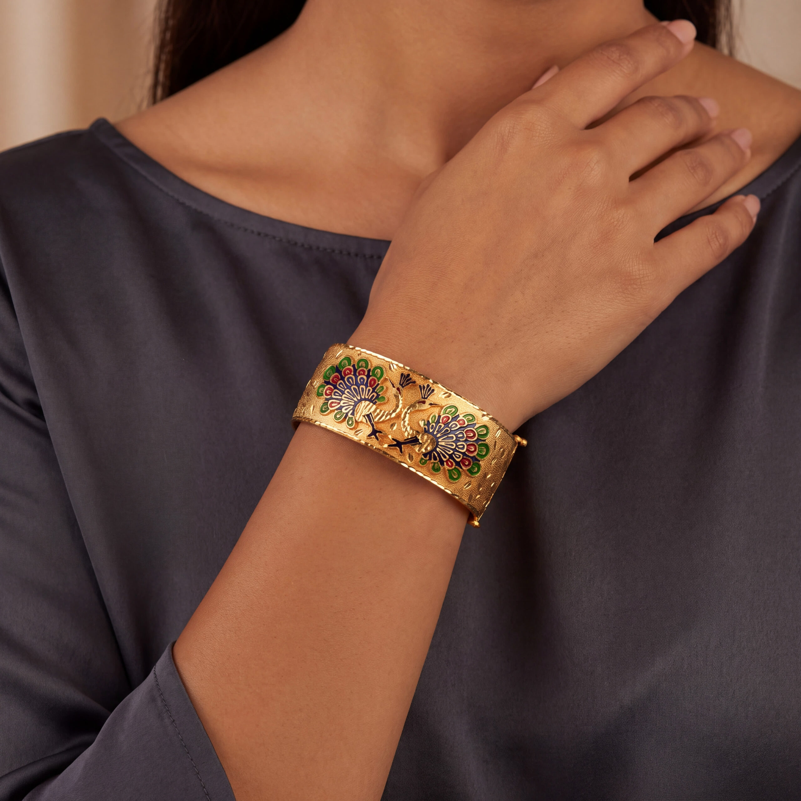 "Golden Maharani" - Vintage Armreif geschmückt mit bunter Emaille aus 900er Gold - Juwelier Steiger