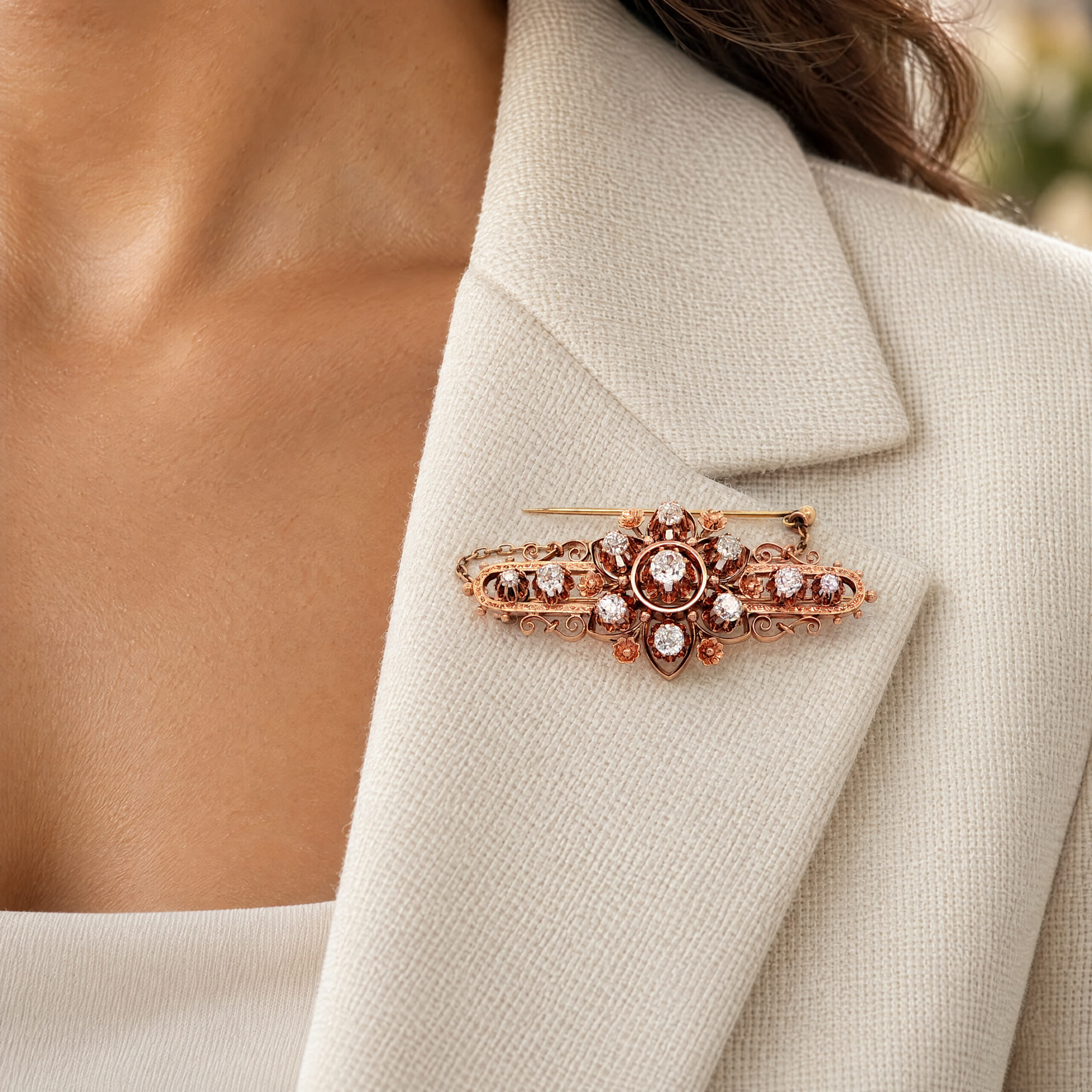 "Goldene Blütenpoesie" - Antike Brosche in 14kt Rosegold mit Diamanten im Altschliff - Juwelier Steiger