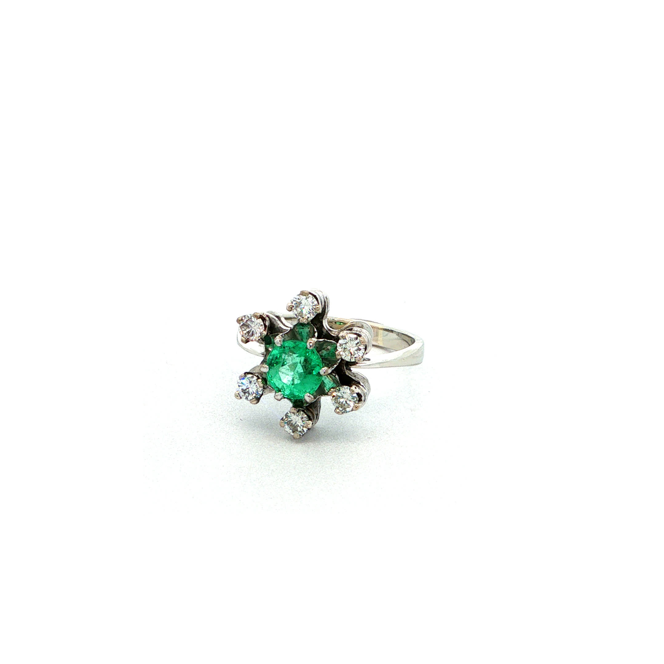 "Green Eye Magnet" - Vintage Ring in 18kt Weißgold mit Smaragd und Brillanten - Juwelier Steiger