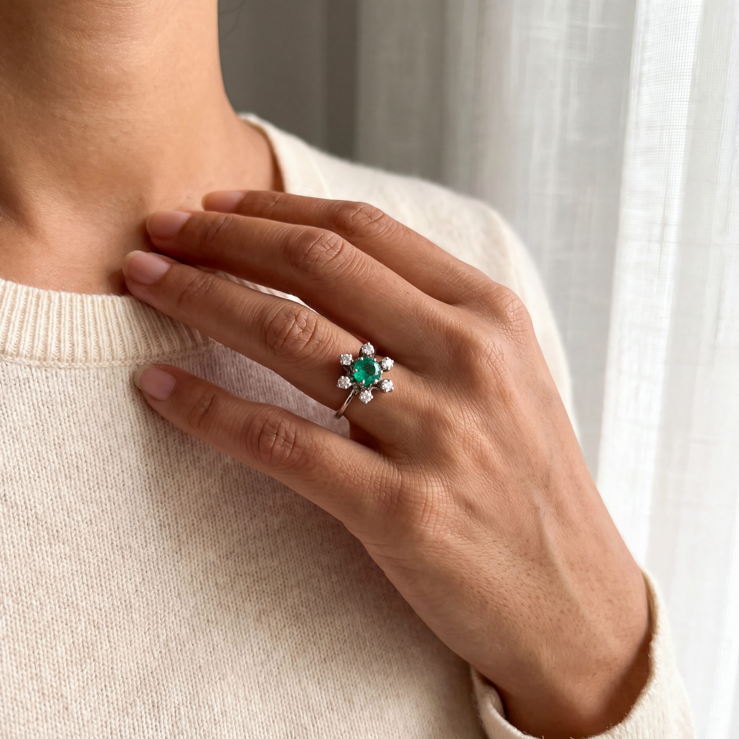 "Green Eye Magnet" - Vintage Ring in 18kt Weißgold mit Smaragd und Brillanten - Juwelier Steiger