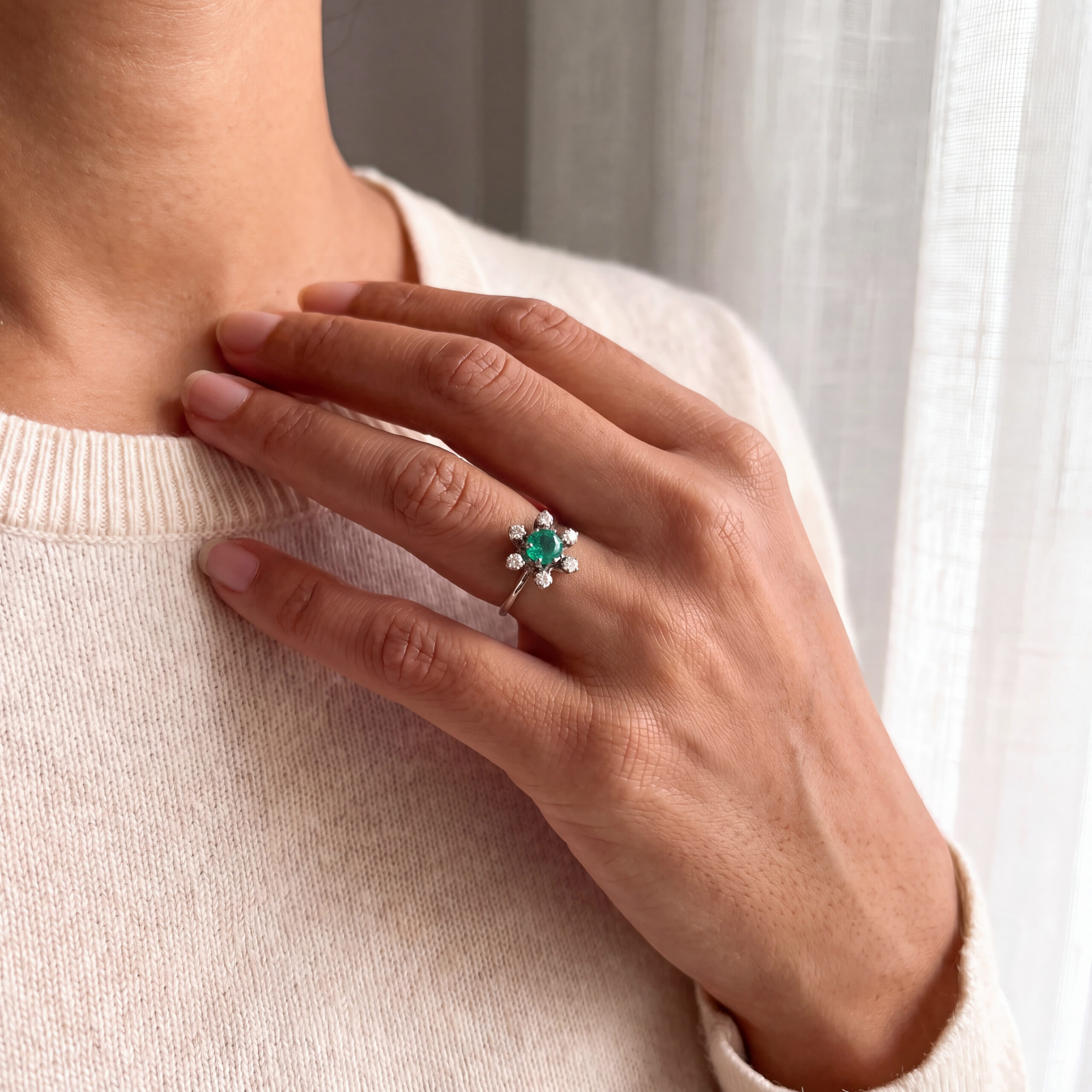"Green Eye Magnet" - Vintage Ring in 18kt Weißgold mit Smaragd und Brillanten - Juwelier Steiger