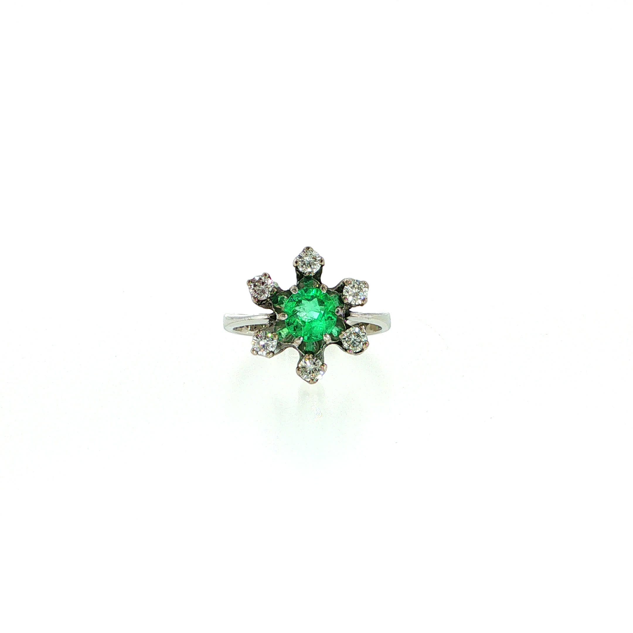 "Green Eye Magnet" - Vintage Ring in 18kt Weißgold mit Smaragd und Brillanten - Juwelier Steiger