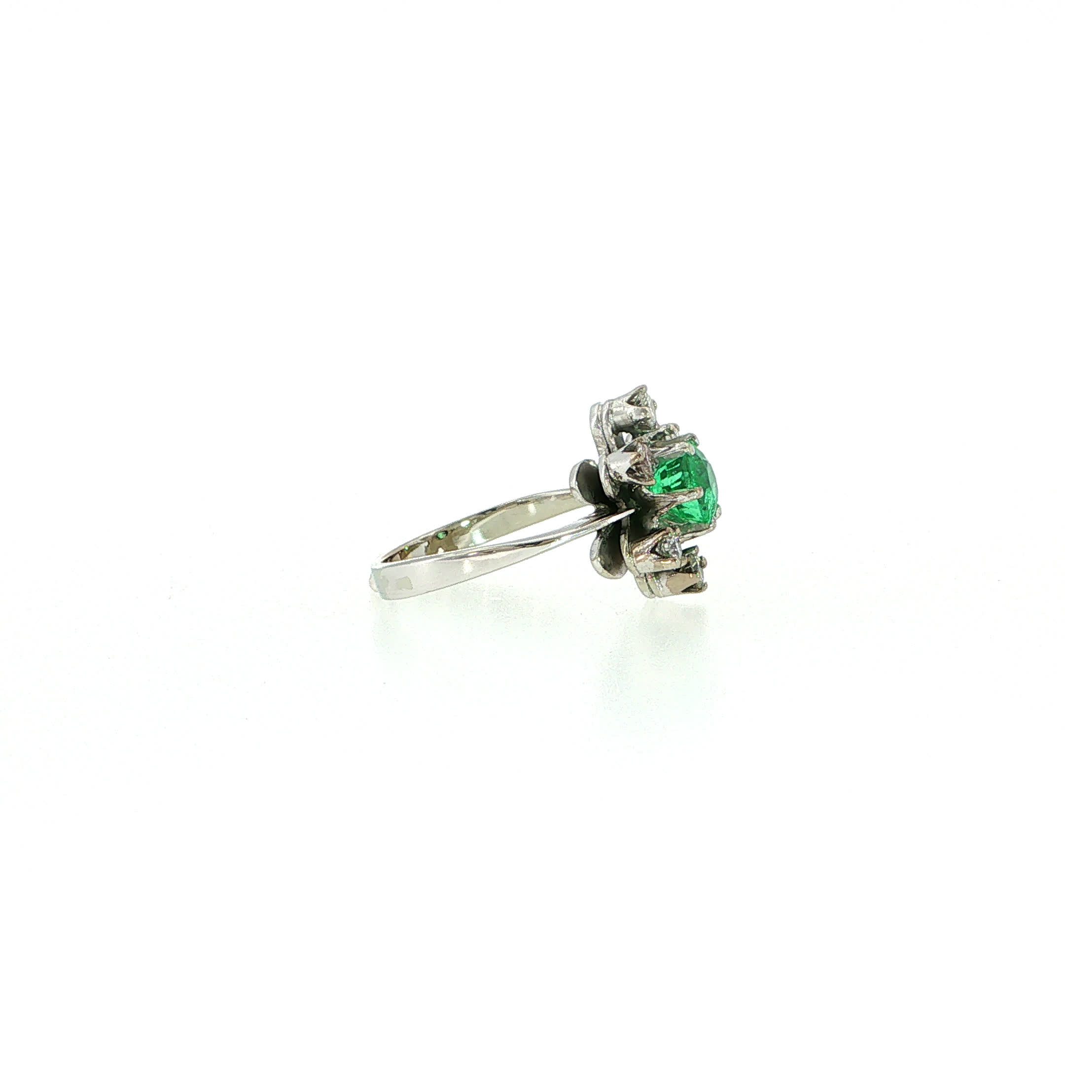 "Green Eye Magnet" - Vintage Ring in 18kt Weißgold mit Smaragd und Brillanten - Juwelier Steiger