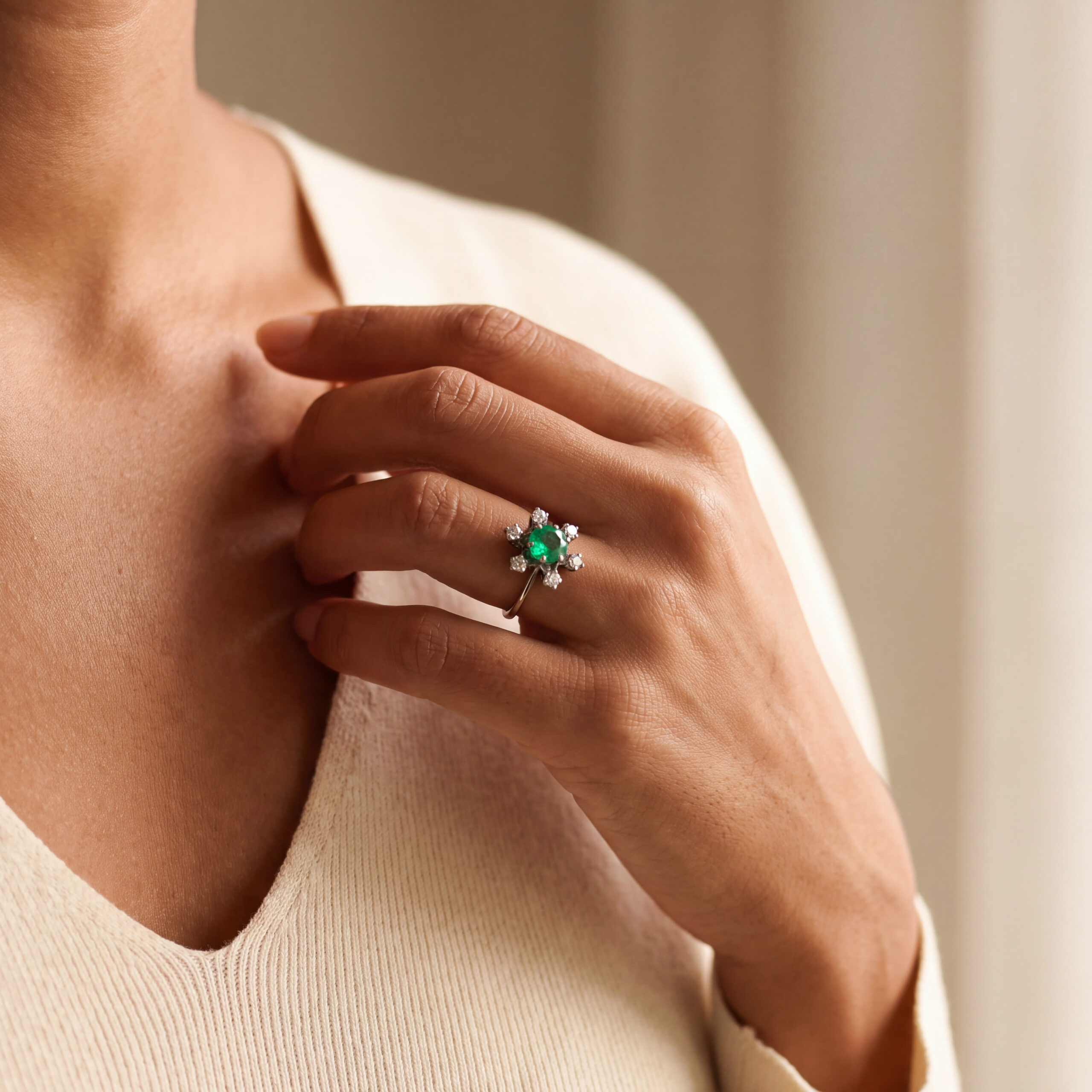 "Green Eye Magnet" - Vintage Ring in 18kt Weißgold mit Smaragd und Brillanten - Juwelier Steiger