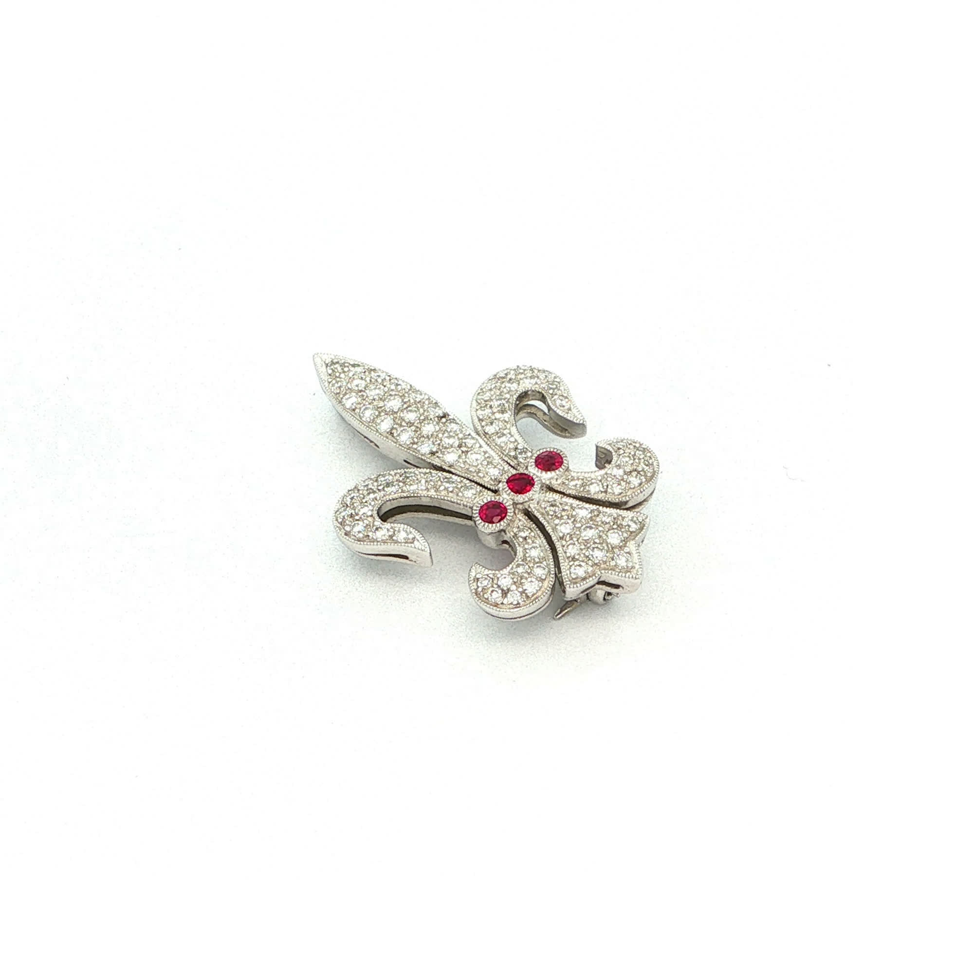 "Königliche Lilie" - Vintage Brosche in 18kt Weißgold mit Brillanten & Rubinen - Juwelier Steiger