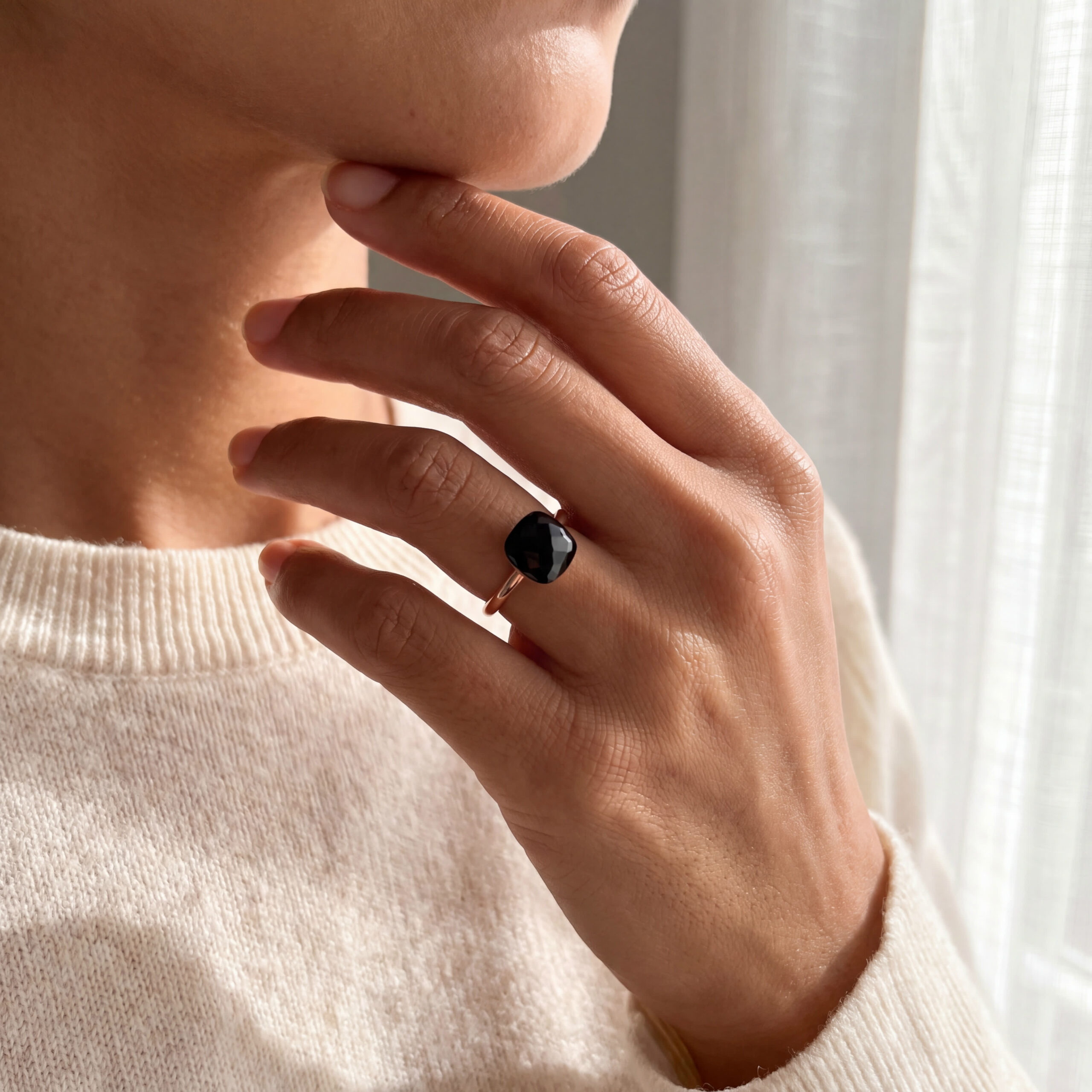 "London Calling" - Moderner Ring von Pomellato in 18kt Rosegold mit London Topas - Juwelier Steiger