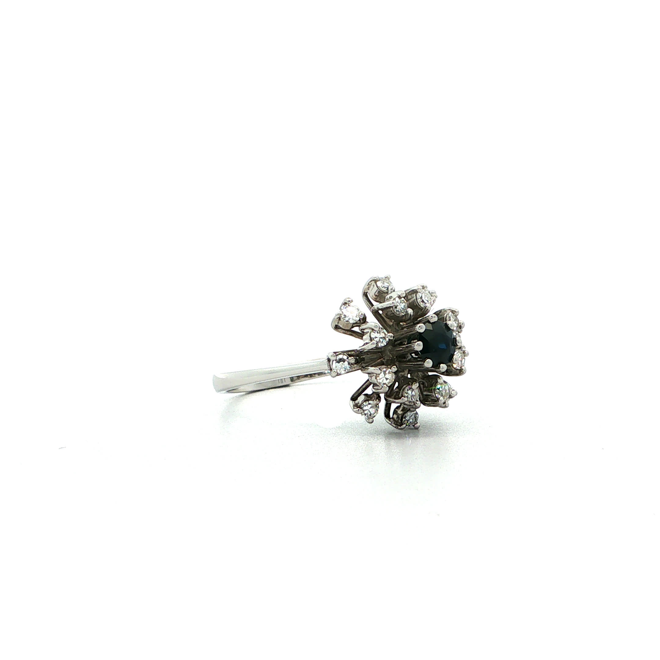 "Oh Baby, it´s blue outside" - Vintage Ring in 18kt Weißgold mit blauem Saphir & Diamanten - Juwelier Steiger